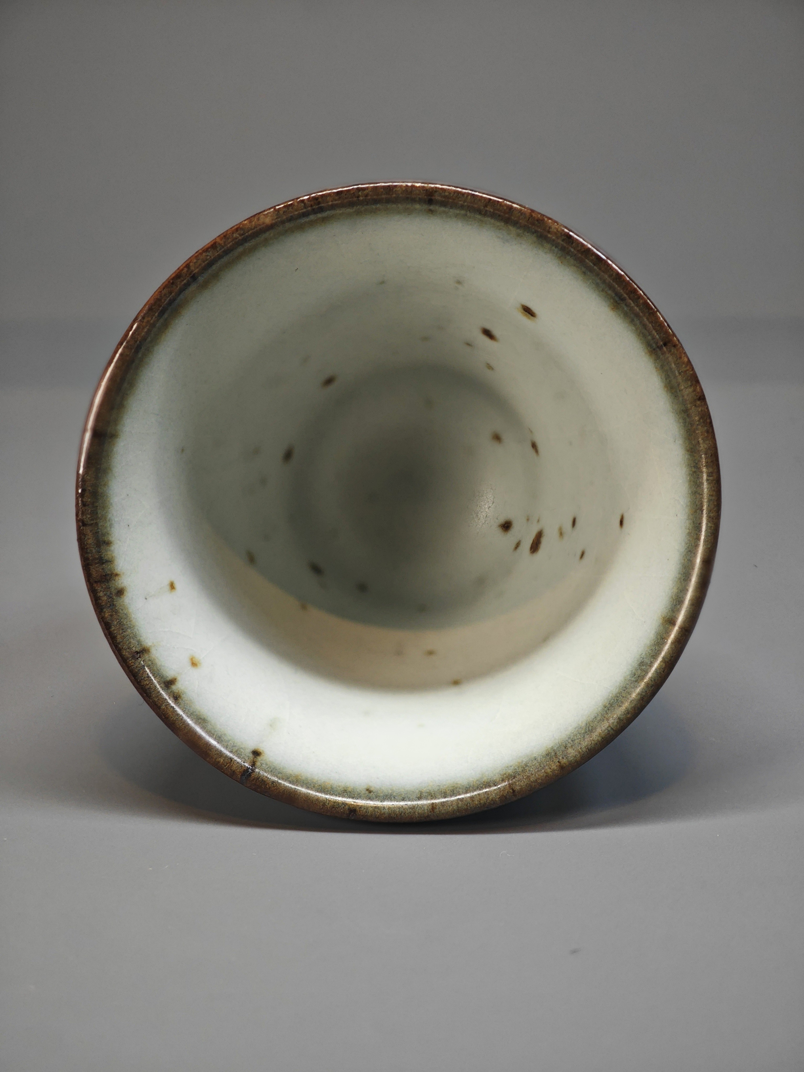 呉遠中先生親作作品、黒土鉄斑汝窯高斗笠。 5