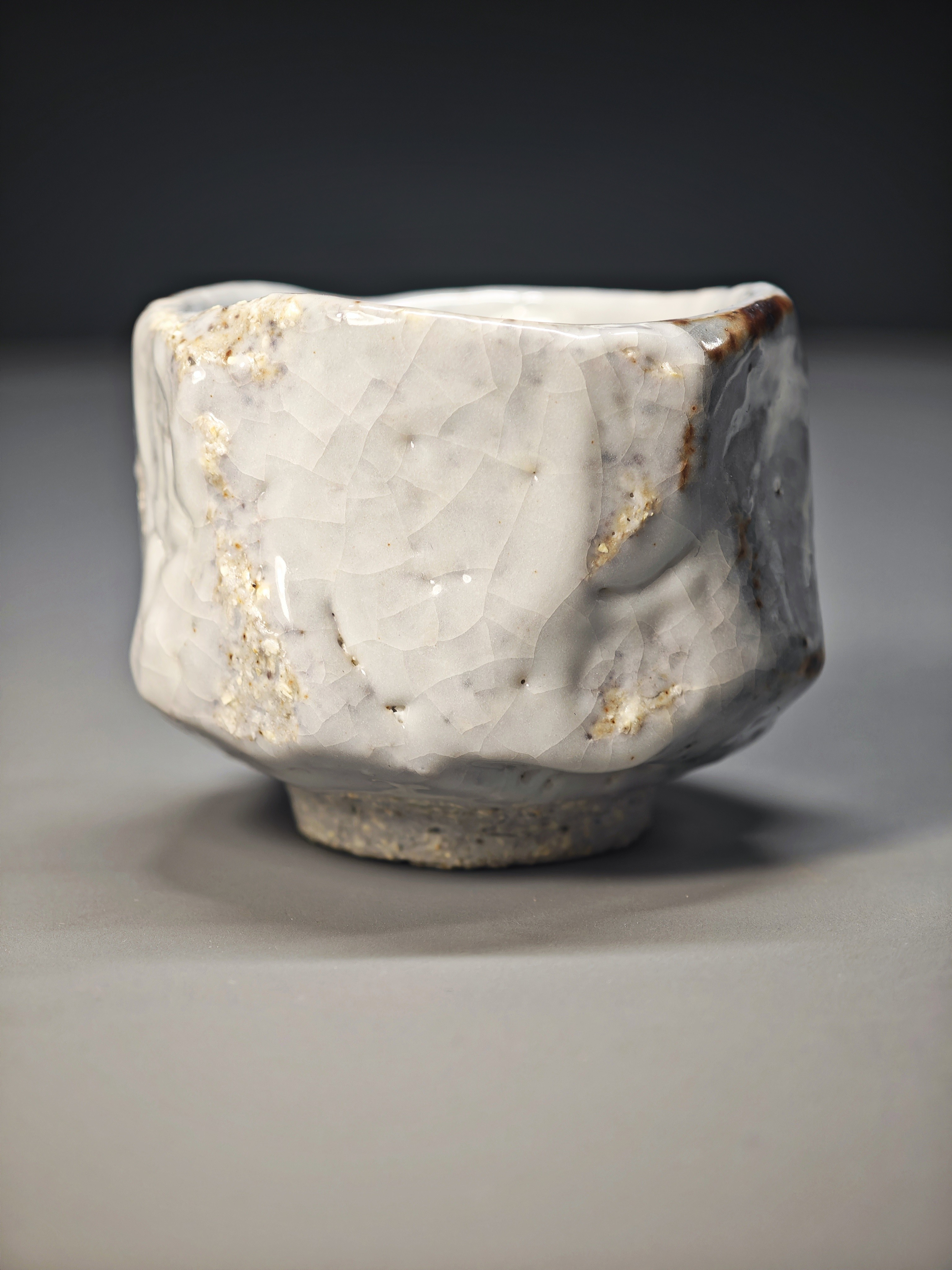 呉遠中先生親作作品、刀削り雪志野小容量茶杯。