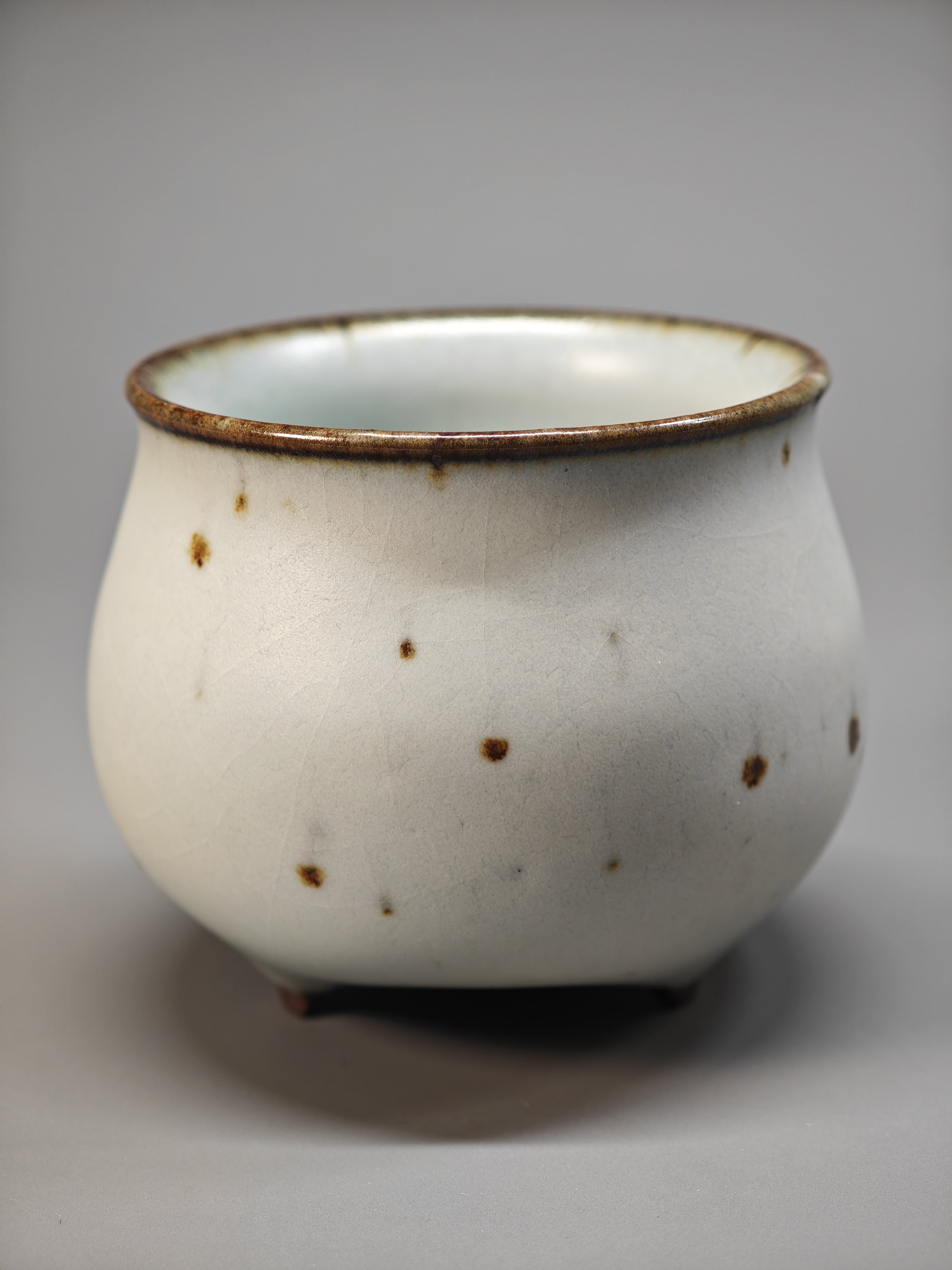 呉遠中先生親作作品、黒土鉄斑汝窯三足乳釘杯。容量約75ml。