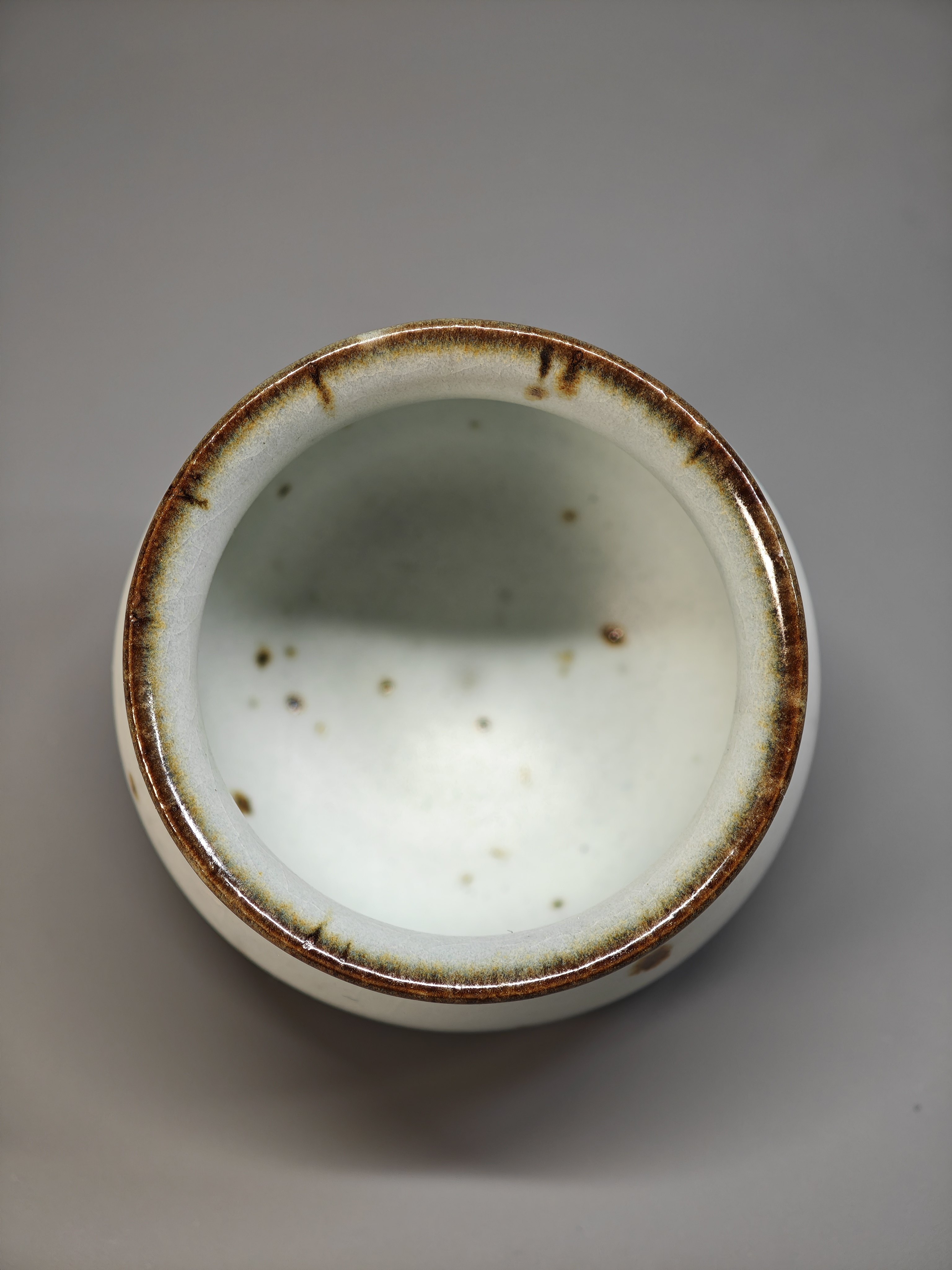 呉遠中先生親作作品、黒土鉄斑汝窯三足乳釘杯。容量約75ml。 5