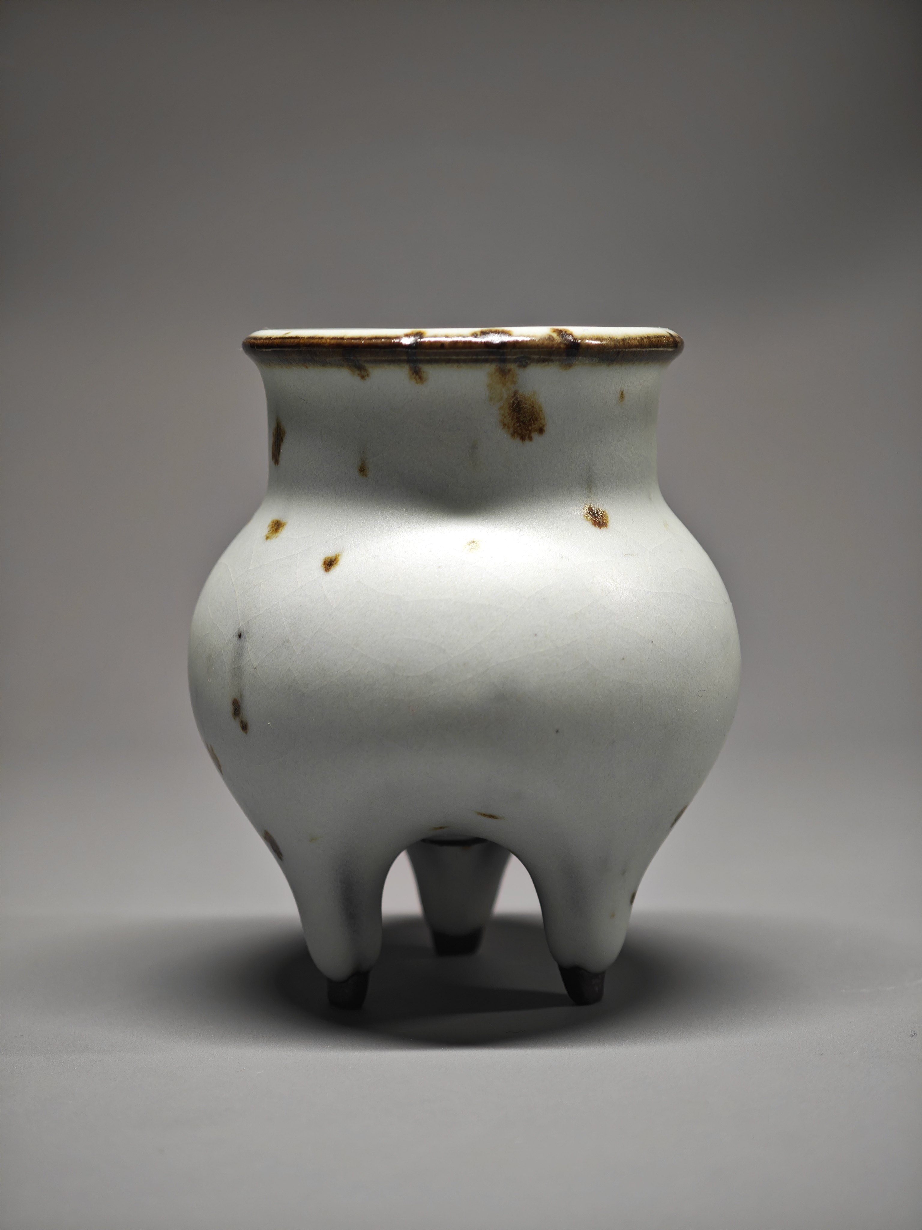 呉遠中先生親作作品、黒土鉄斑汝窯高三足香炉。展覧会出品作品