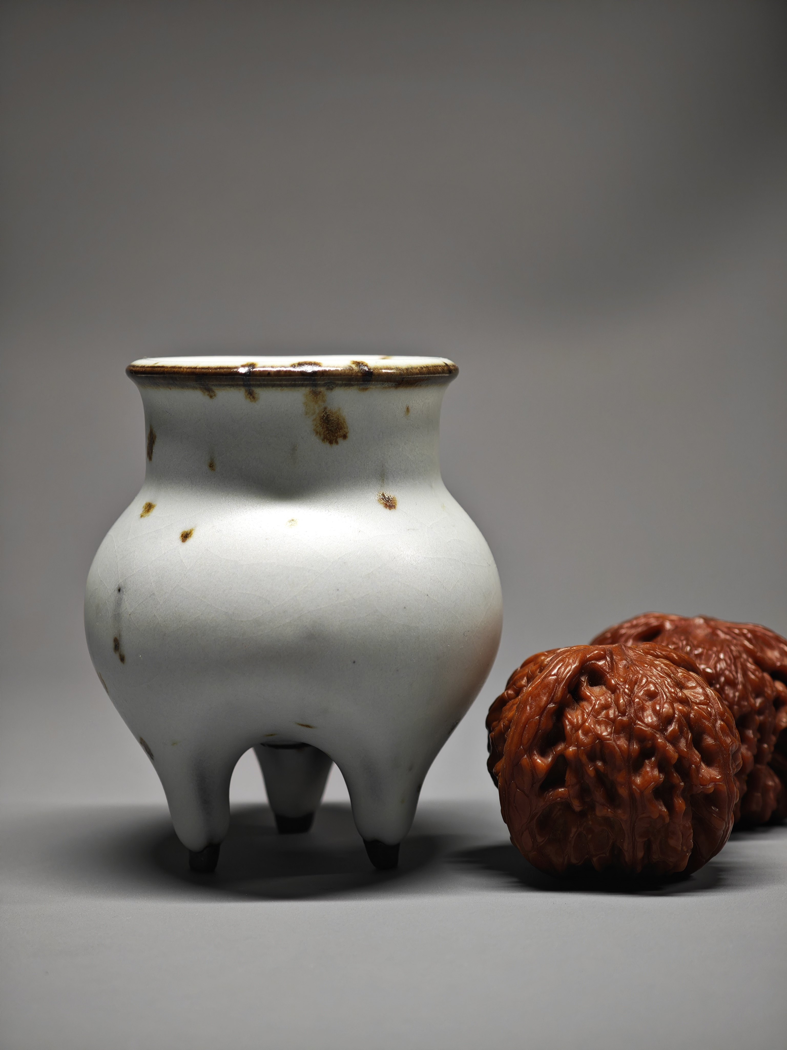 呉遠中先生親作作品、黒土鉄斑汝窯高三足香炉。展覧会出品作品 2