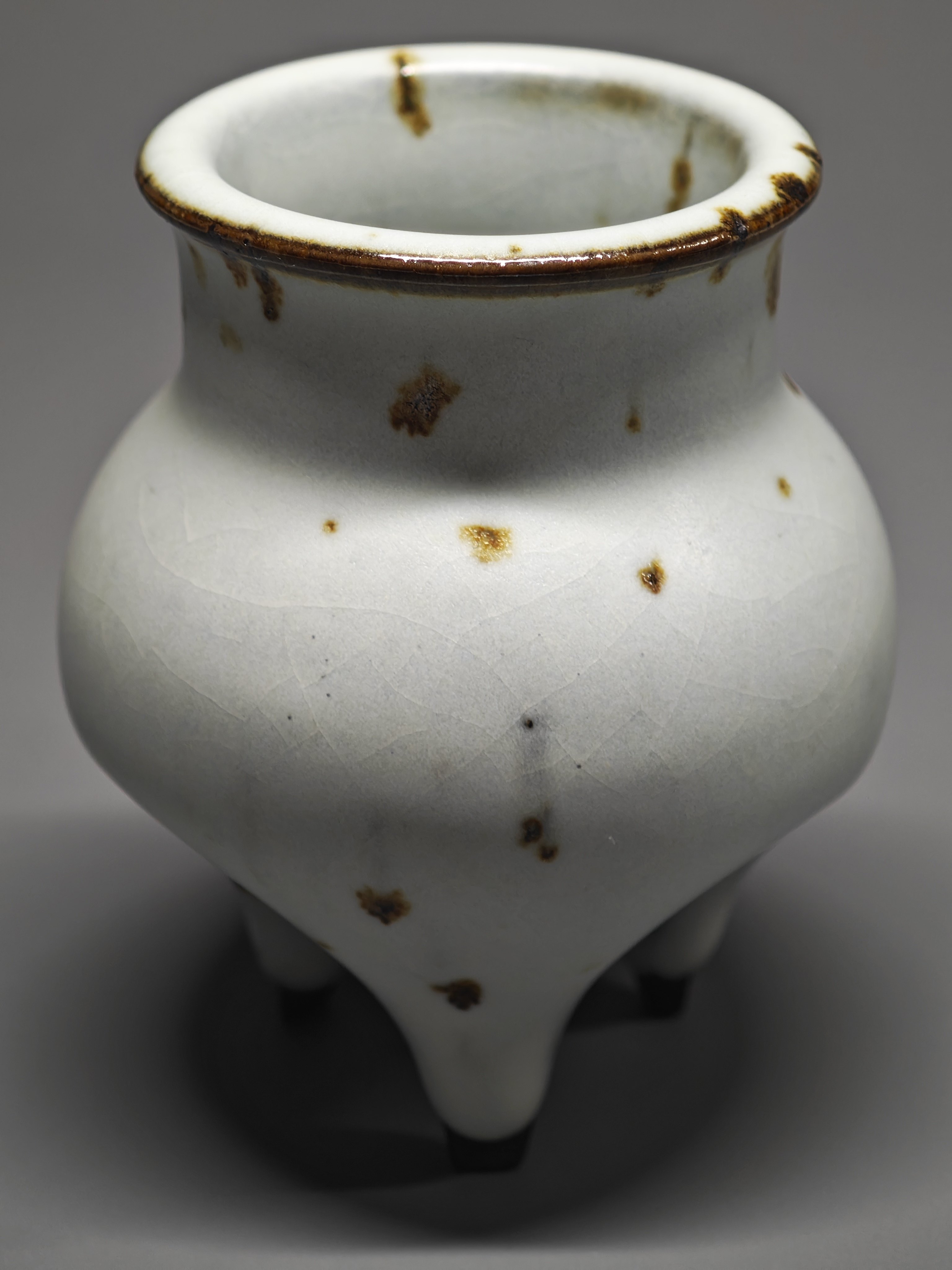 呉遠中先生親作作品、黒土鉄斑汝窯高三足香炉。展覧会出品作品 3