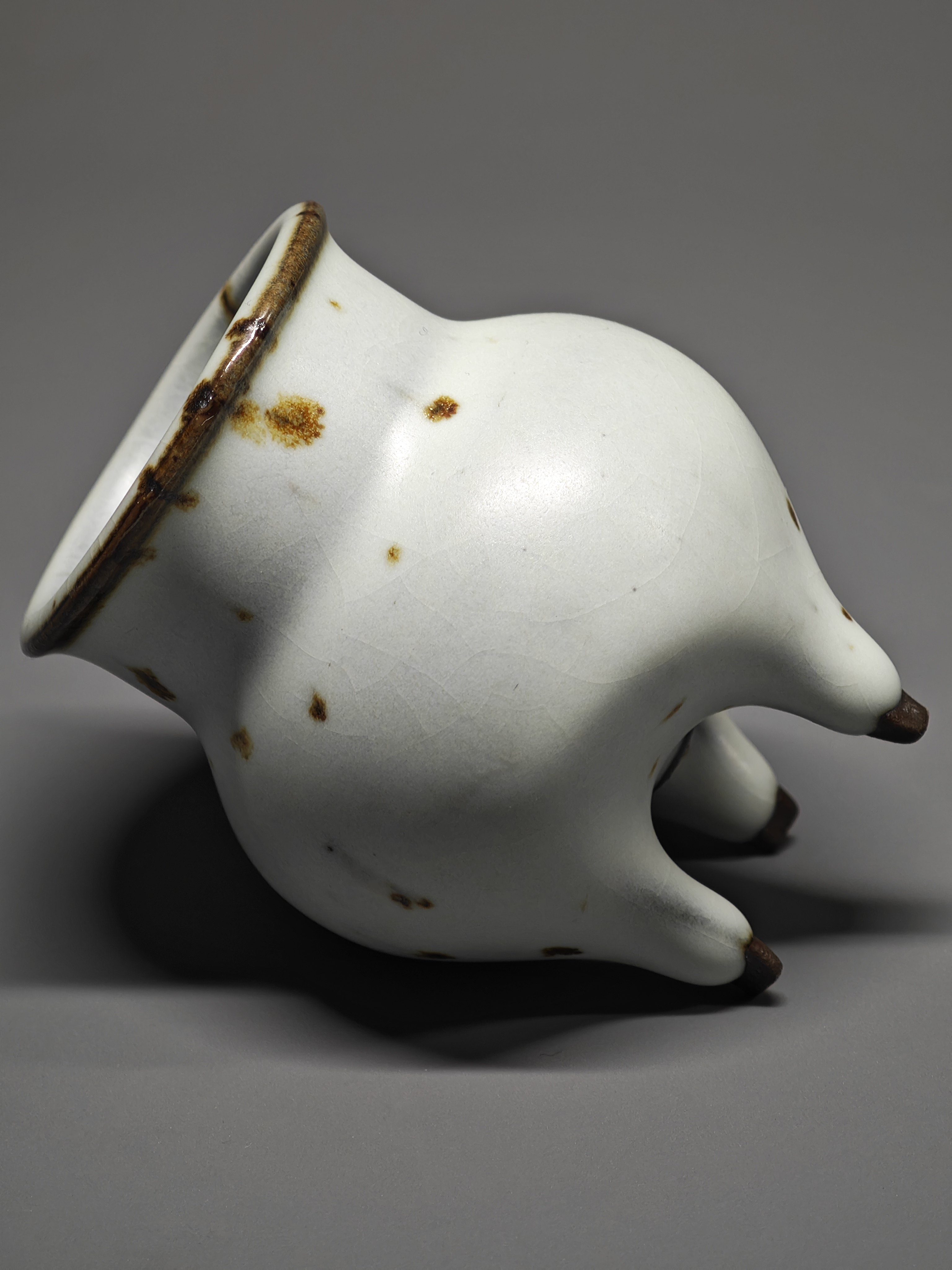 呉遠中先生親作作品、黒土鉄斑汝窯高三足香炉。展覧会出品作品 4