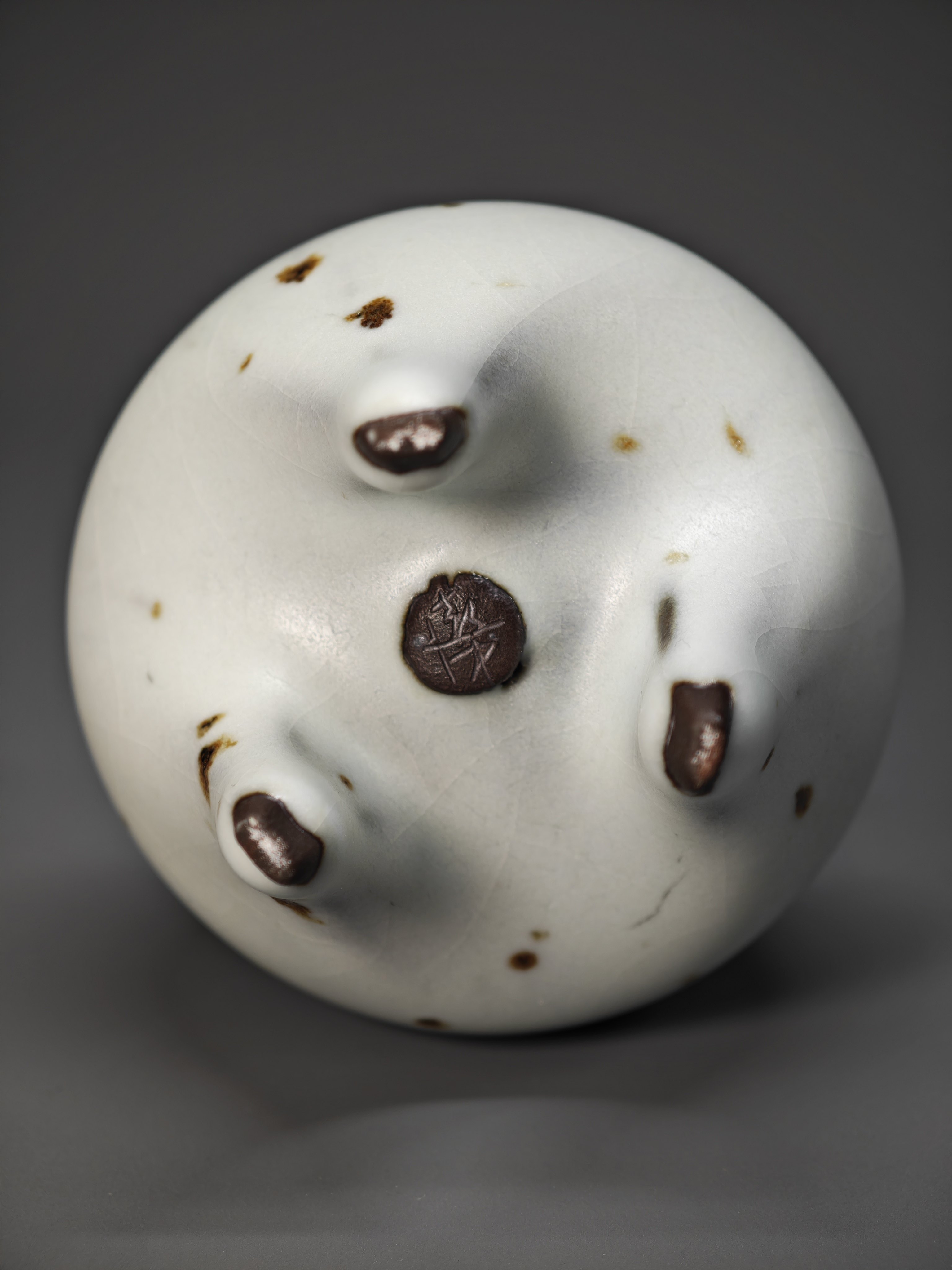 呉遠中先生親作作品、黒土鉄斑汝窯高三足香炉。展覧会出品作品 5