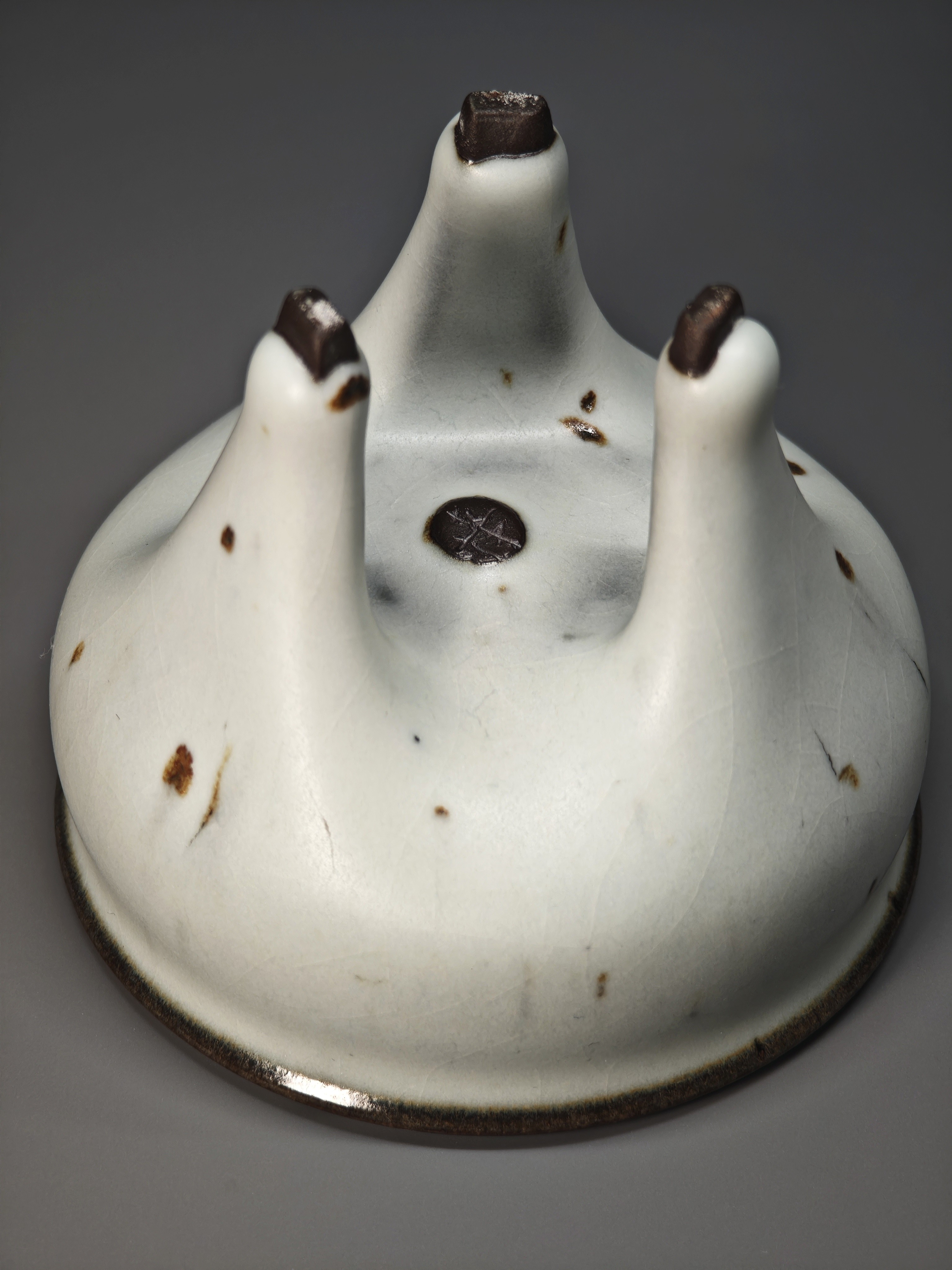 呉遠中先生親作、黒土鉄斑汝窯高三足香炉（展覧会出品作品） 4
