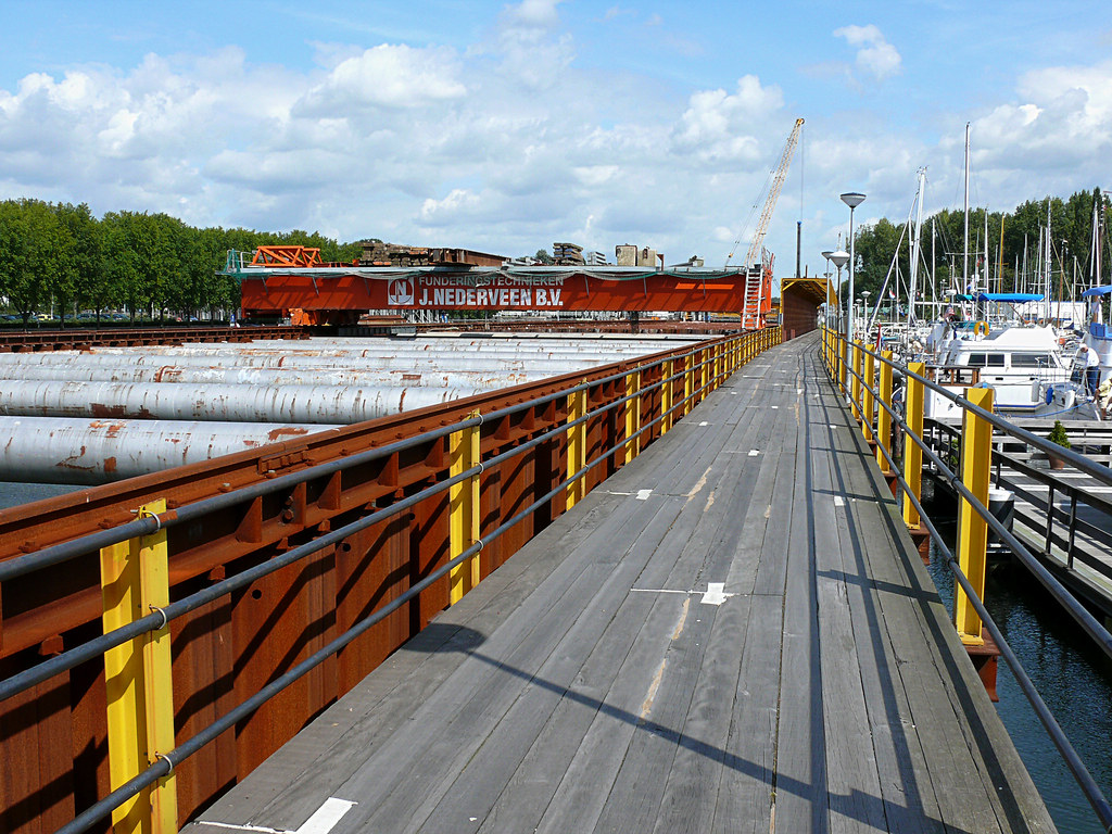 2007.08 - 'A view over the walking-path aside' of the construction pit of the subway tunnel alongsid