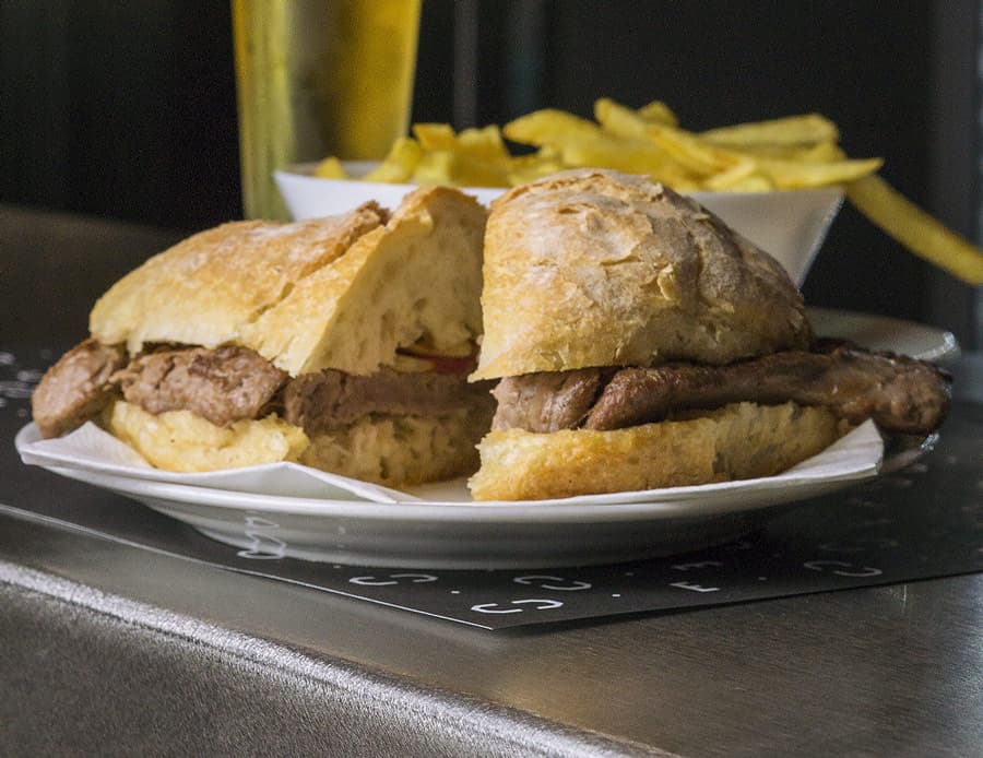 Pregos e cerveja açoriana - Cervejaria Esquina