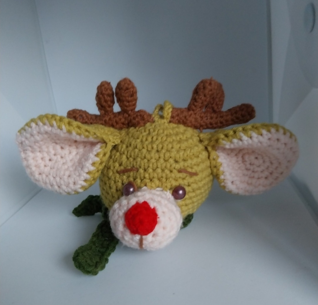 Crochet reindeer to hang on to a christmas tree