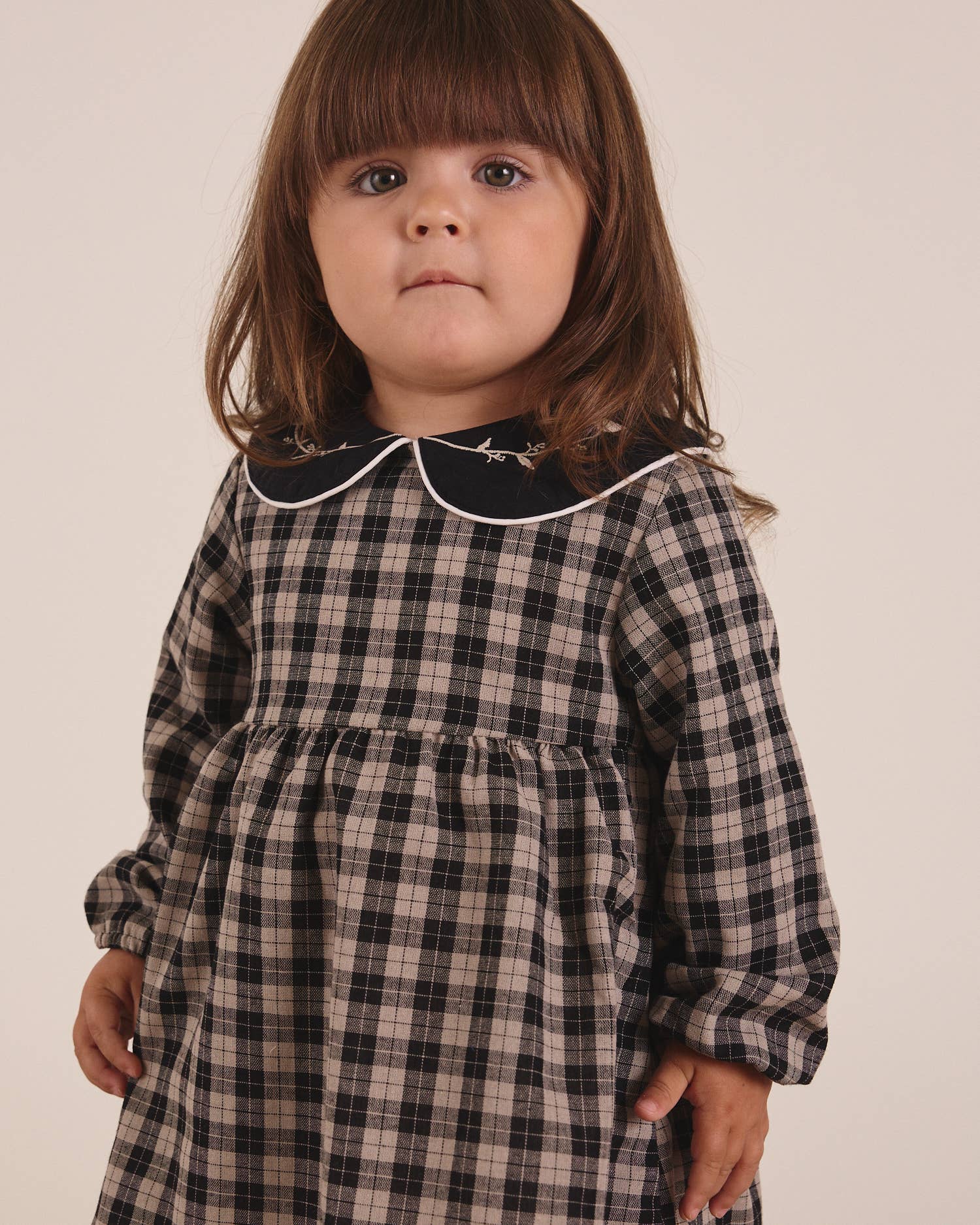 Robe pour bébé en beige clair et carreaux noirs 3