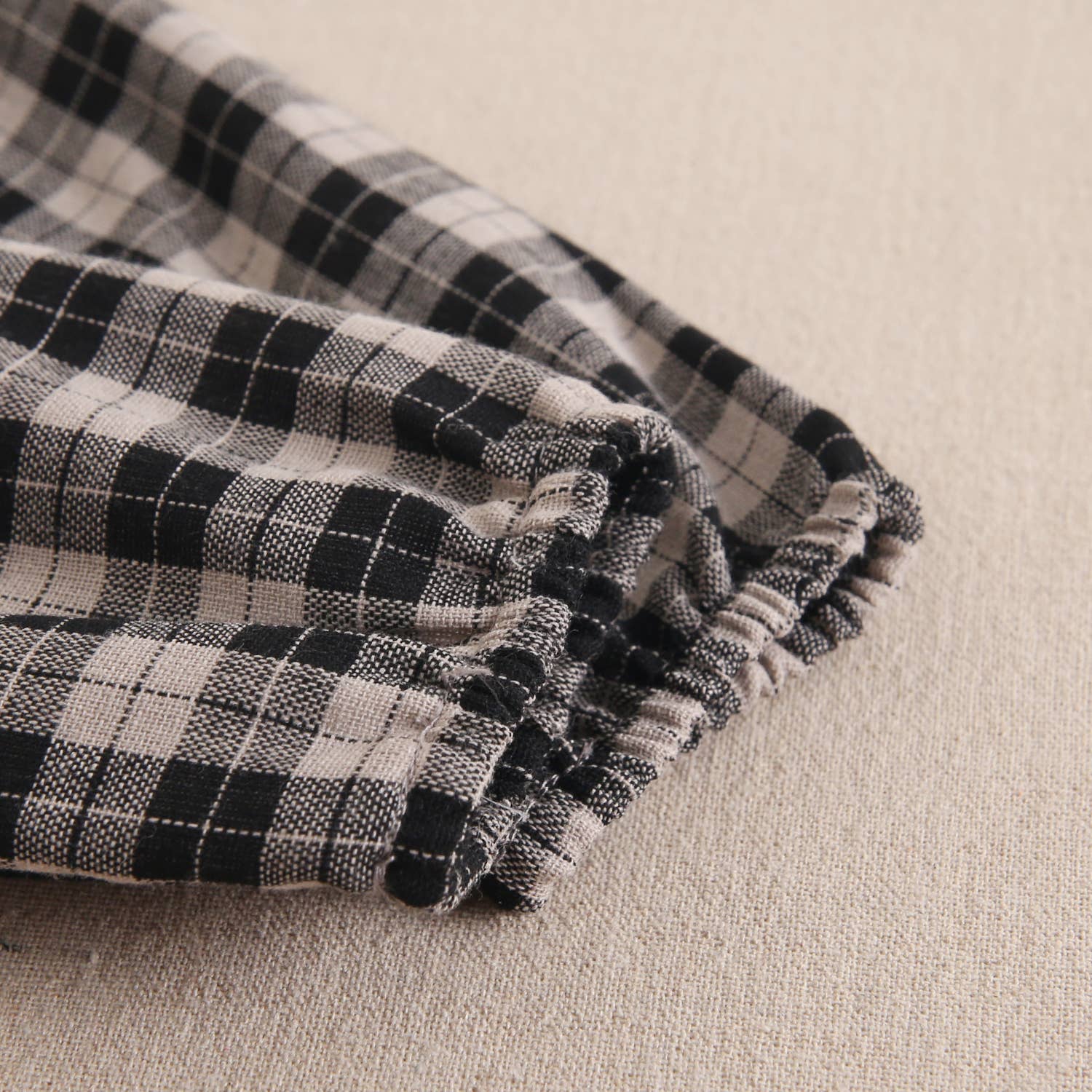 Robe pour bébé en beige clair et carreaux noirs 7