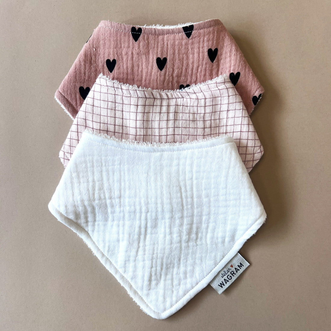 Bavoir Bandana gaze coeurs rose 2