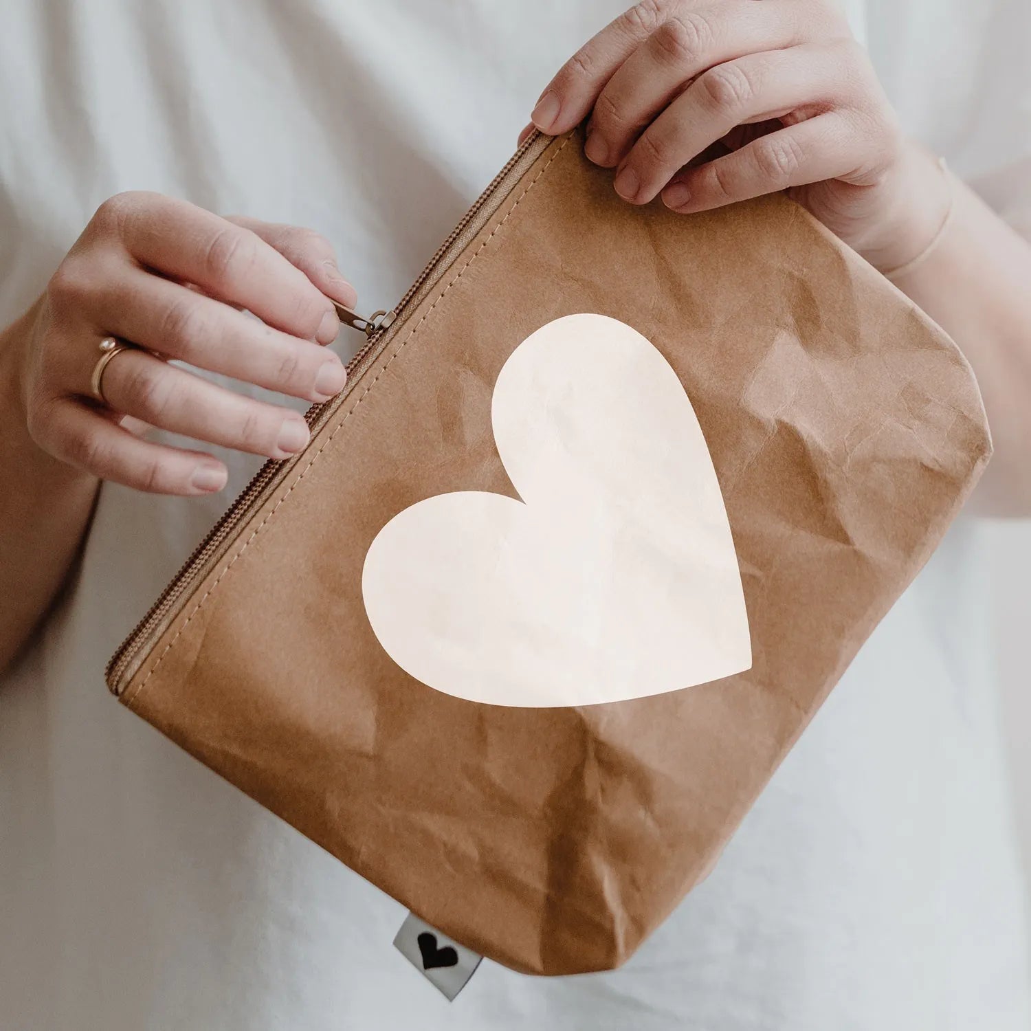 Pochette marron avec coeur 4