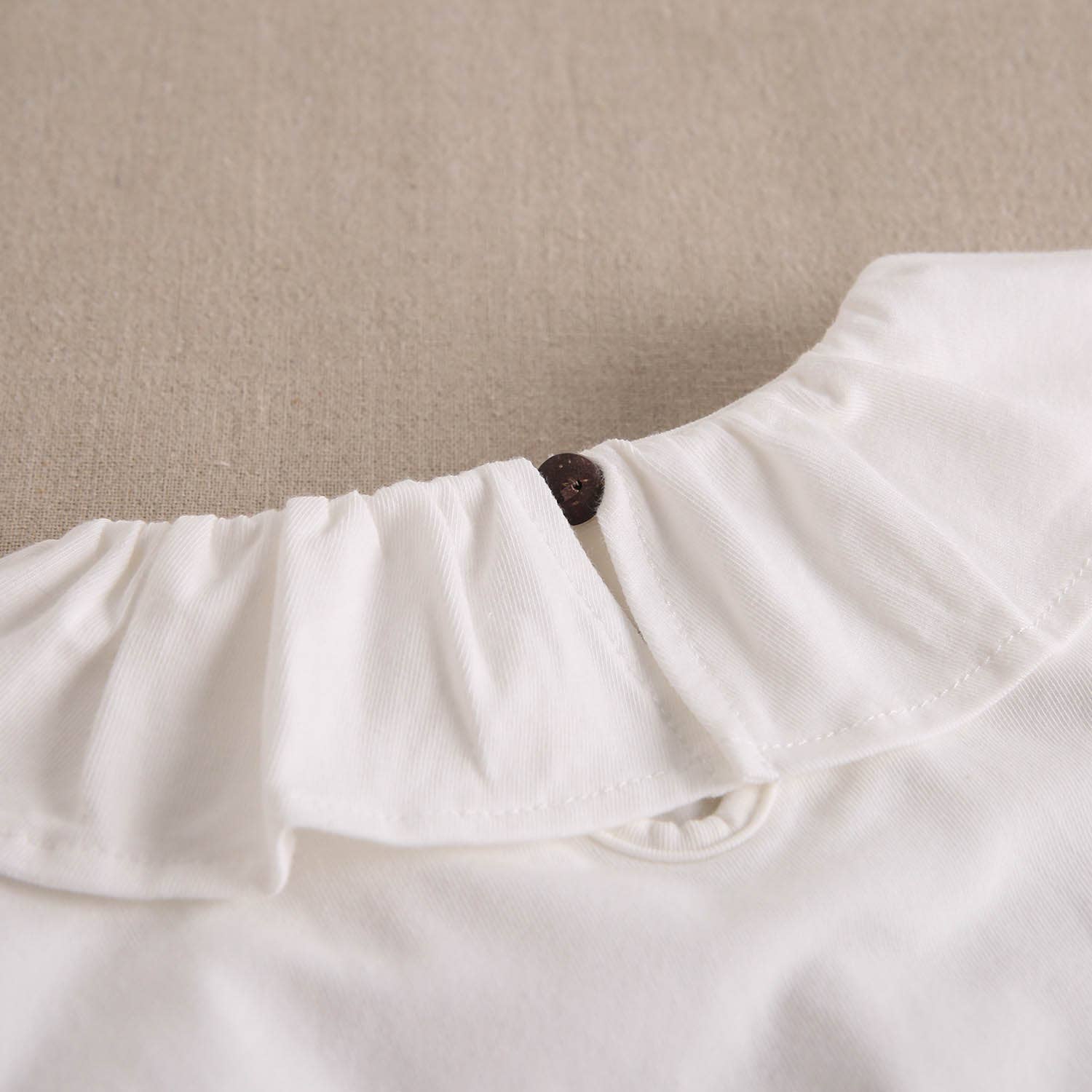 T-shirt blanc en coton à col volanté pour fille 3