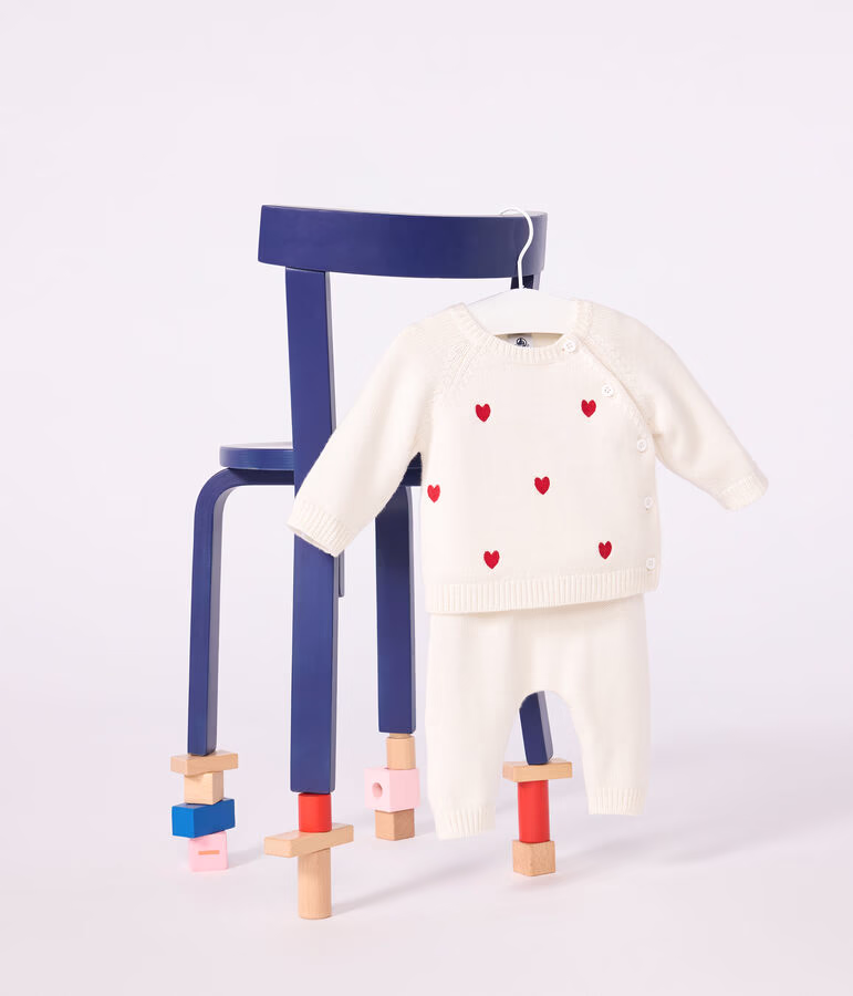 Ensemble 2 pièces bébé en tricot et cœurs brodés 3