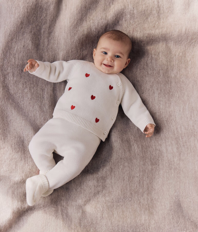 Ensemble 2 pièces bébé en tricot et cœurs brodés 4