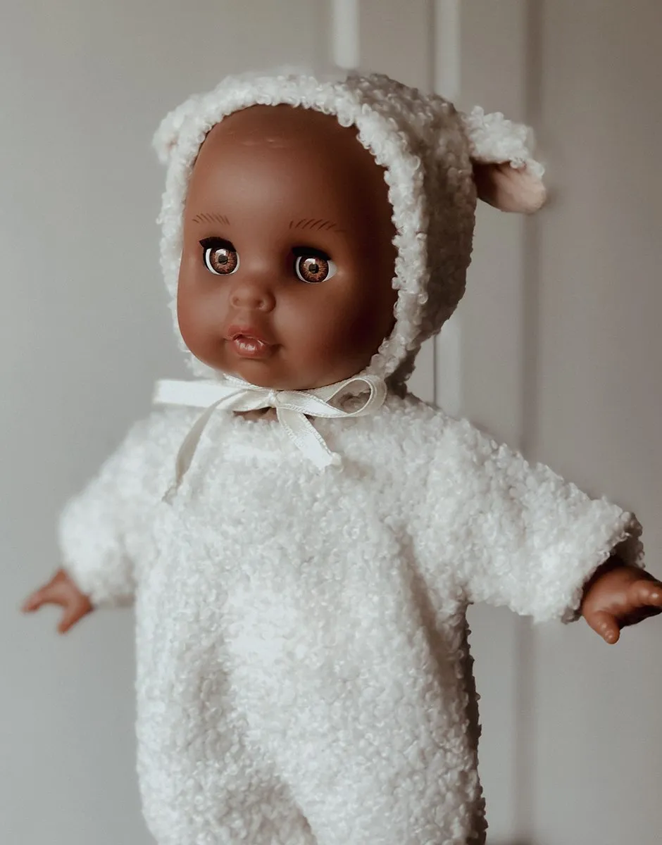 Céleste, poupée Bébé rêve 26cm aux yeux dormeurs habillée dans son ensemble Lamb écru