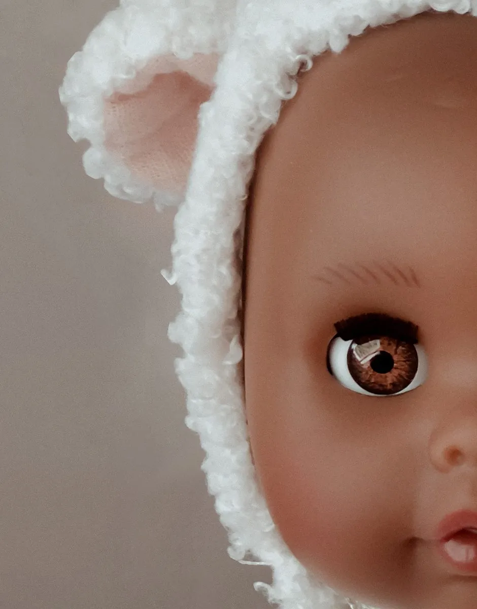 Céleste, poupée Bébé rêve 26cm aux yeux dormeurs habillée dans son ensemble Lamb écru 2