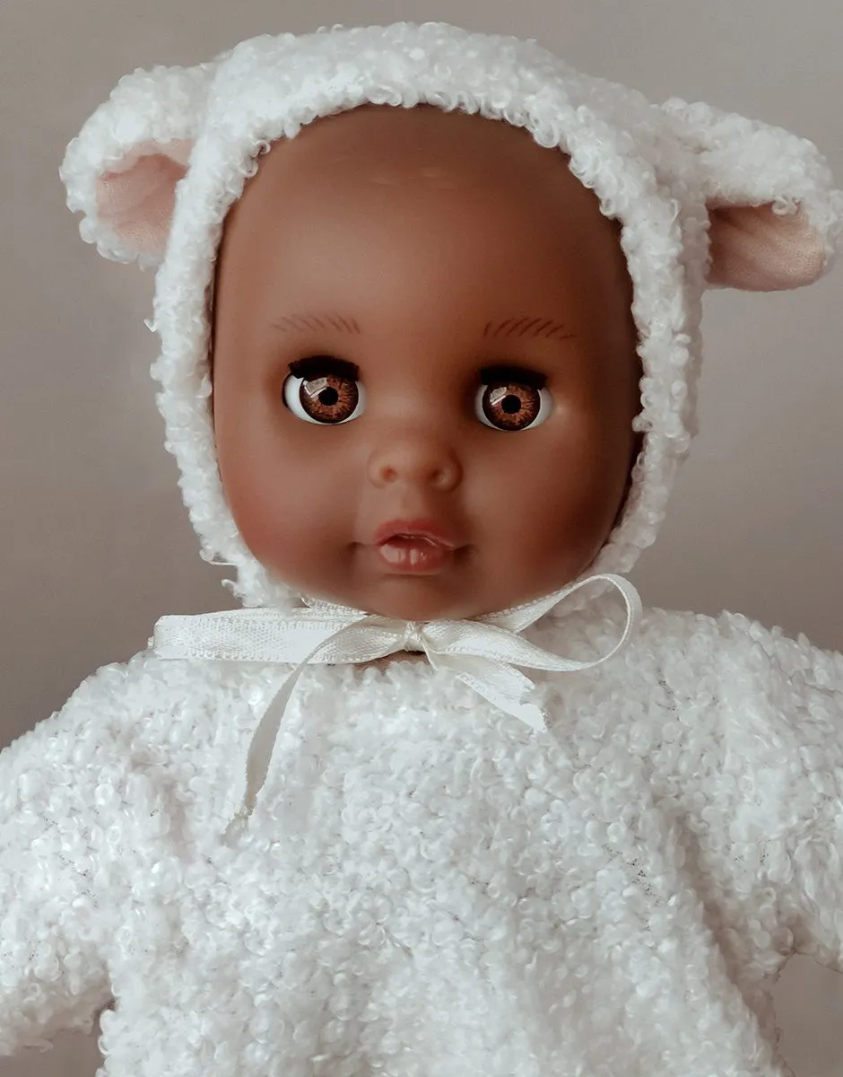 Céleste, poupée Bébé rêve 26cm aux yeux dormeurs habillée dans son ensemble Lamb écru 3