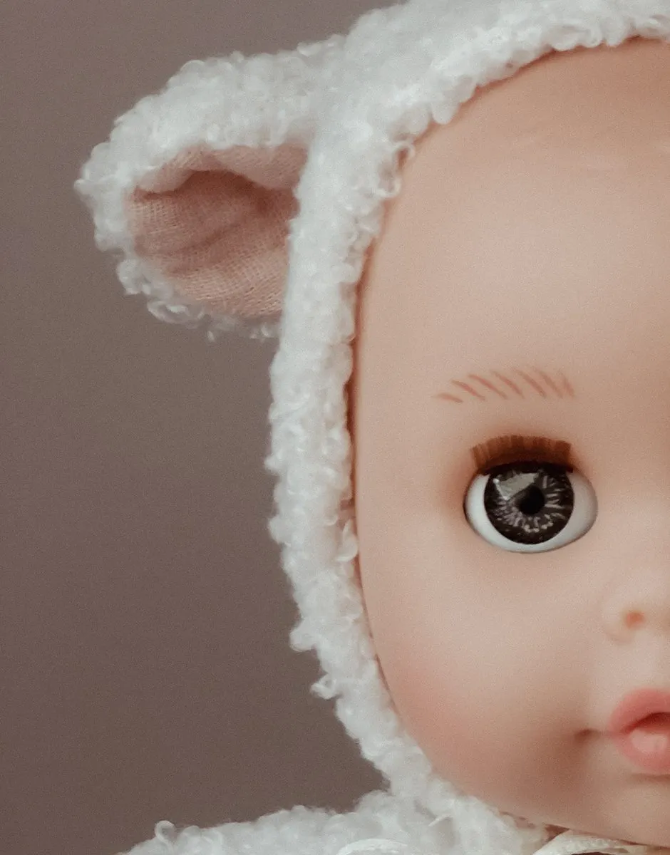 Célestine, poupée Bébé rêve 26cm aux yeux dormeurs habillée dans son ensemble Lamb écru