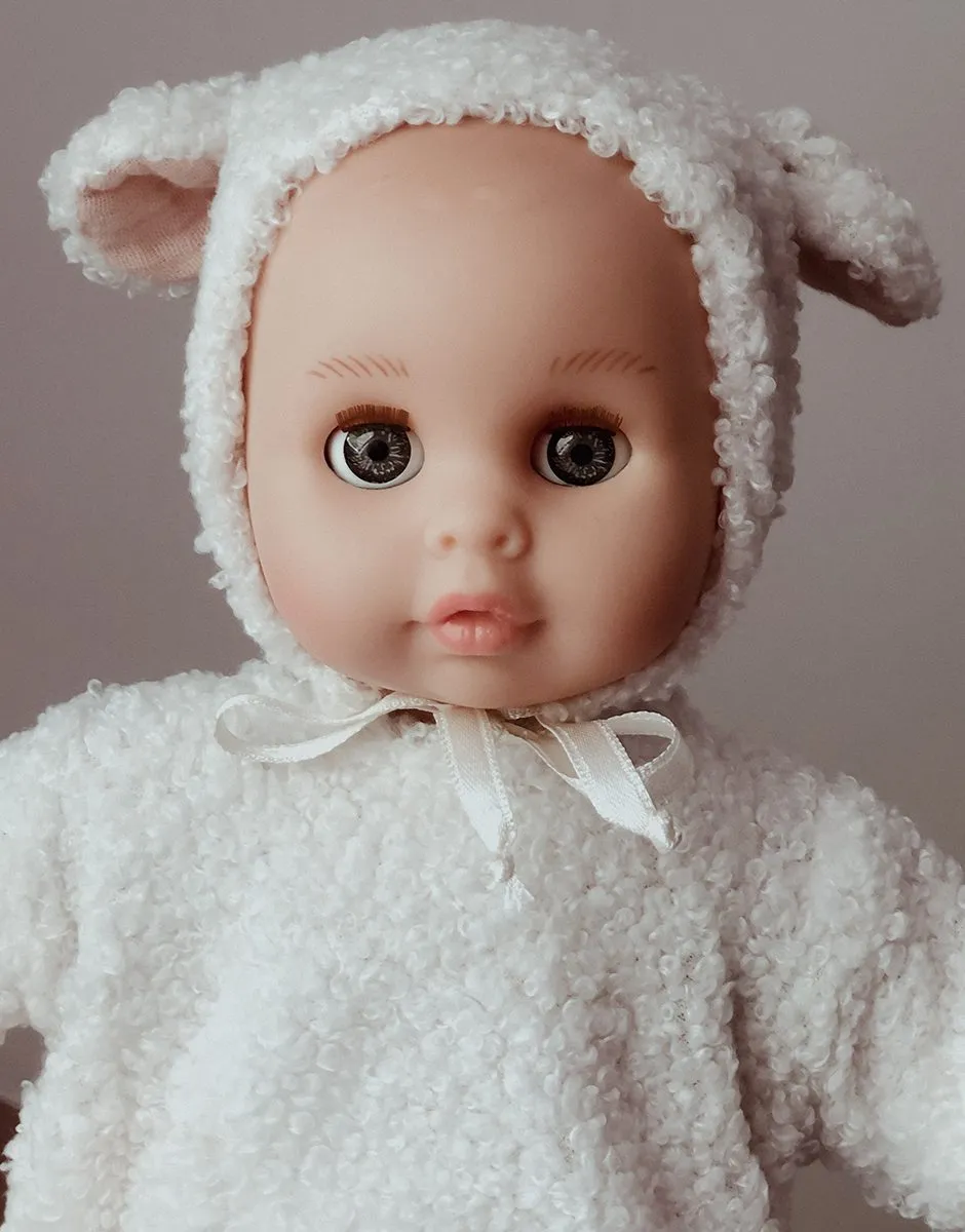 Célestine, poupée Bébé rêve 26cm aux yeux dormeurs habillée dans son ensemble Lamb écru 2