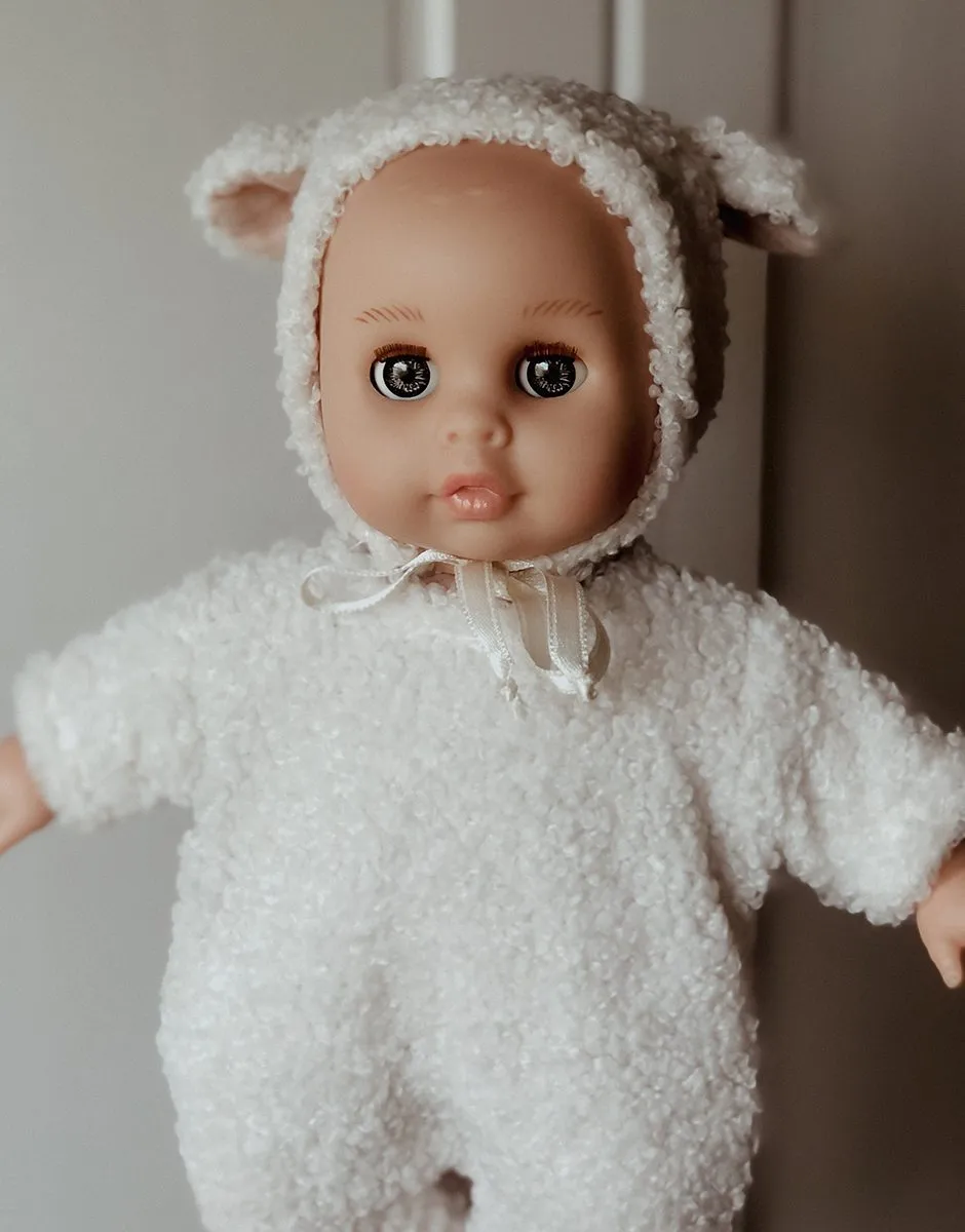 Célestine, poupée Bébé rêve 26cm aux yeux dormeurs habillée dans son ensemble Lamb écru 3