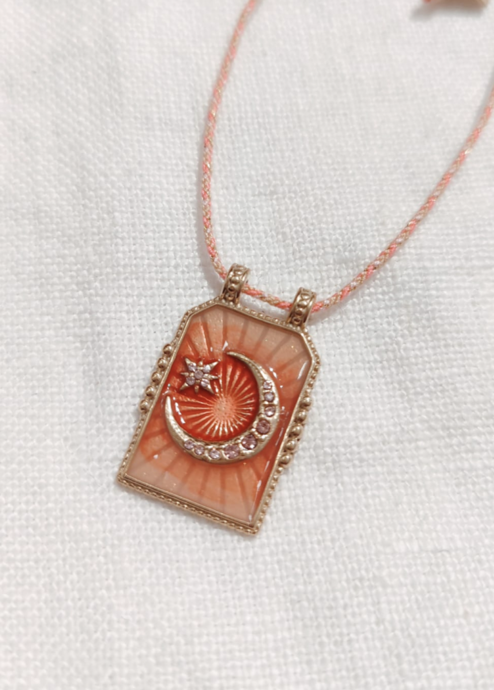 Collier amulette lune rose doré