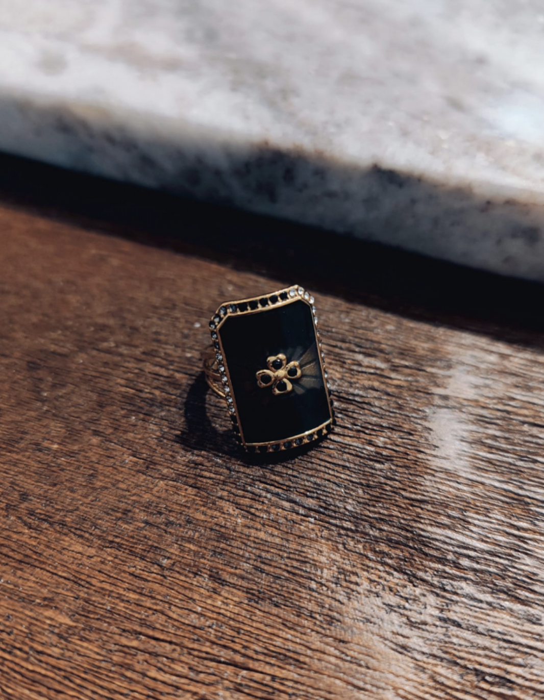 Bague amulette trèfle noir doré
