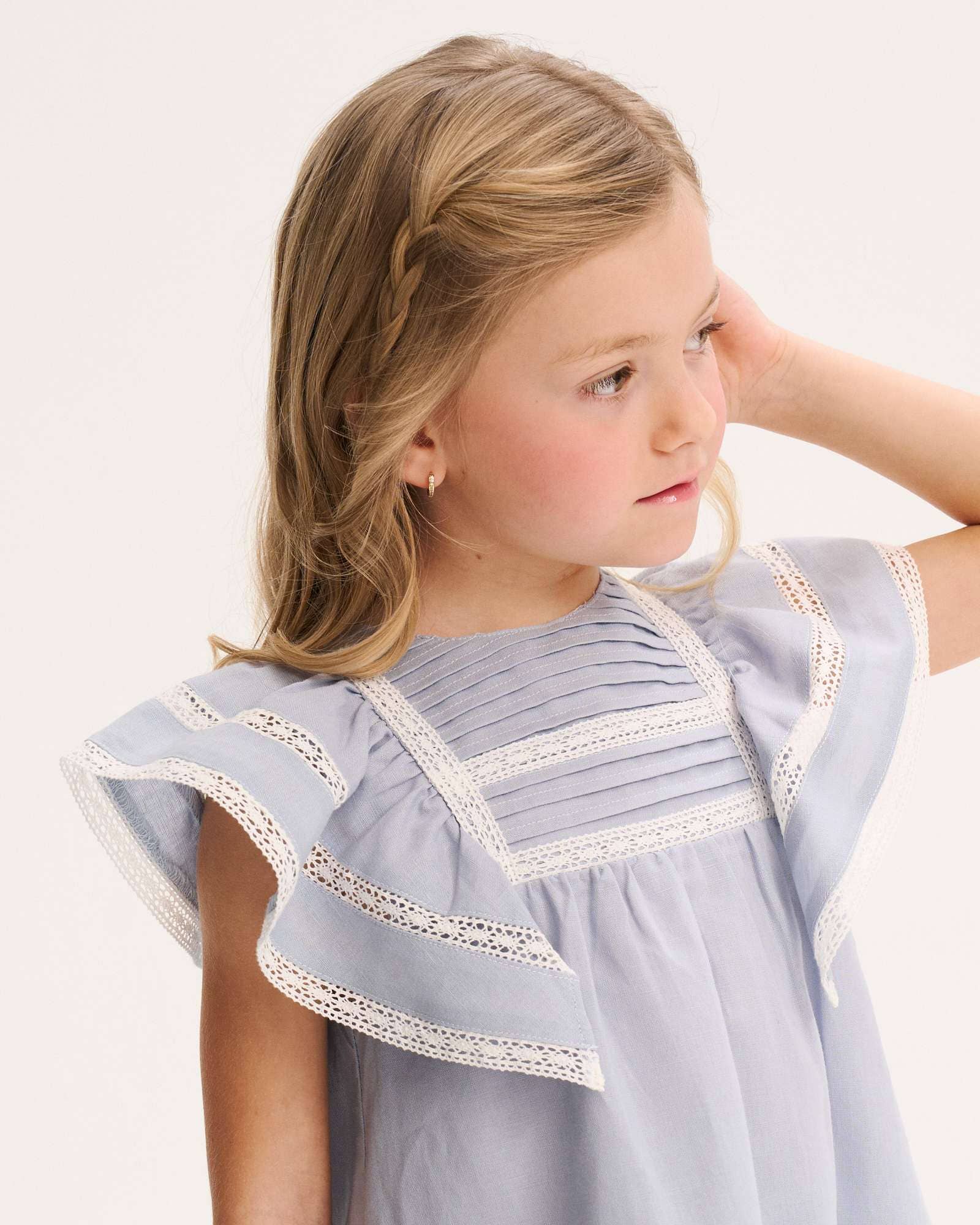 Robe de fillette bleue en lin avec plis, volants et boutons 4