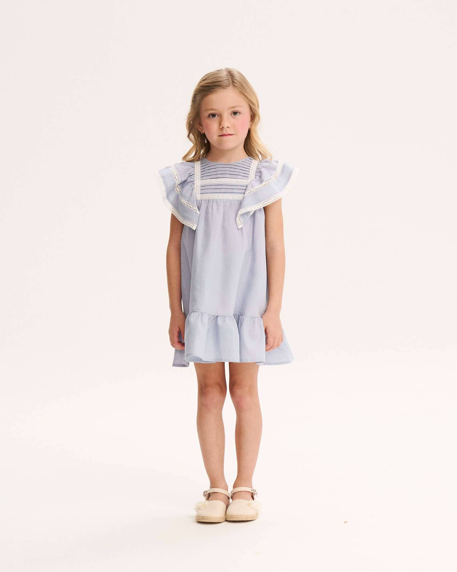 Robe de fillette bleue en lin avec plis, volants et boutons 5