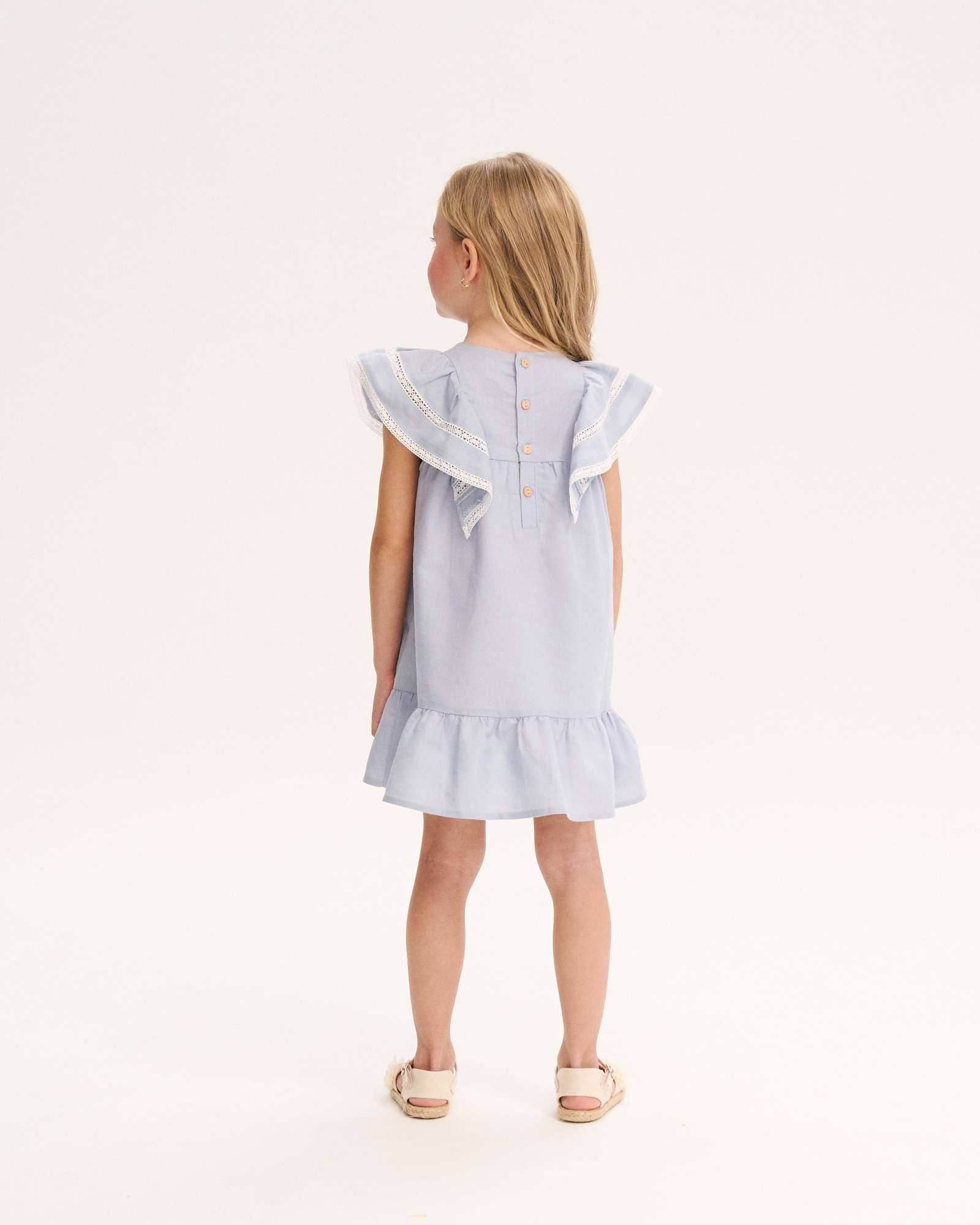 Robe de fillette bleue en lin avec plis, volants et boutons 6
