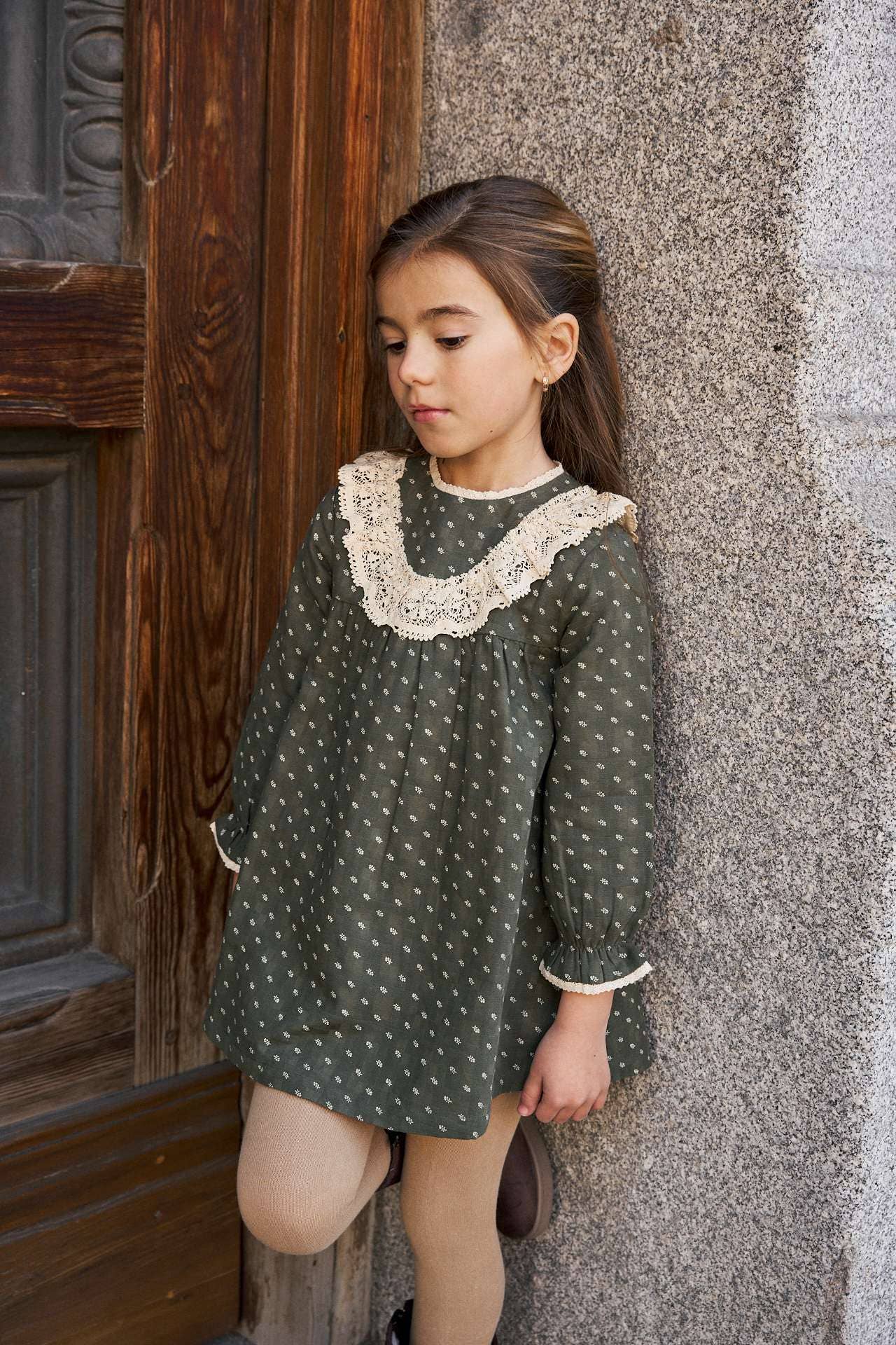 Robe de fille avec imprimé de feuilles 4