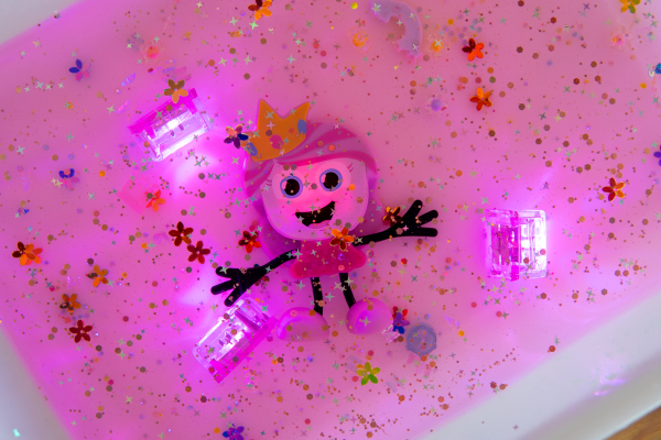 Personnage pour le bain + cubes lumineux rose 3