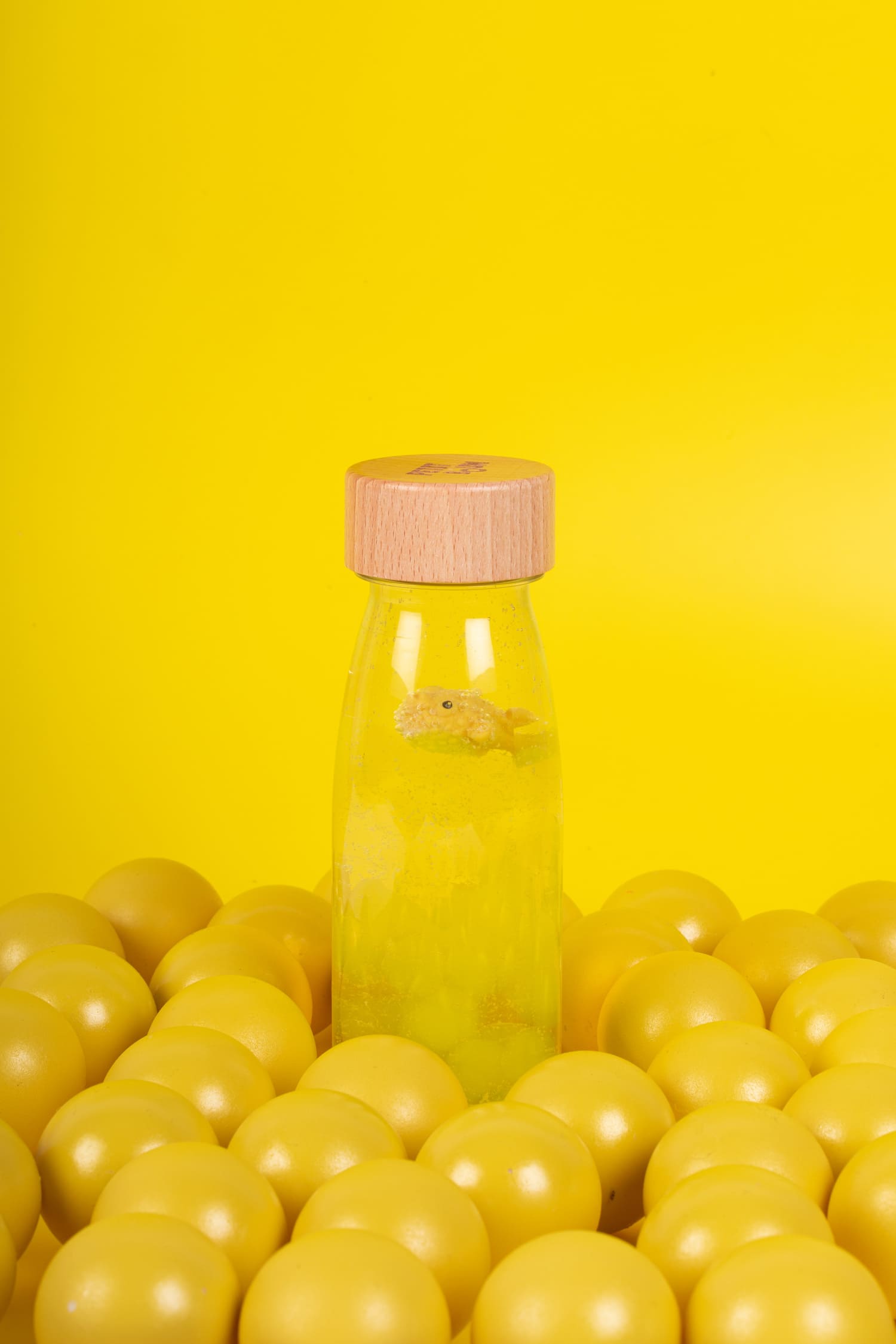 Bouteille sensorielle poisson jaune 2