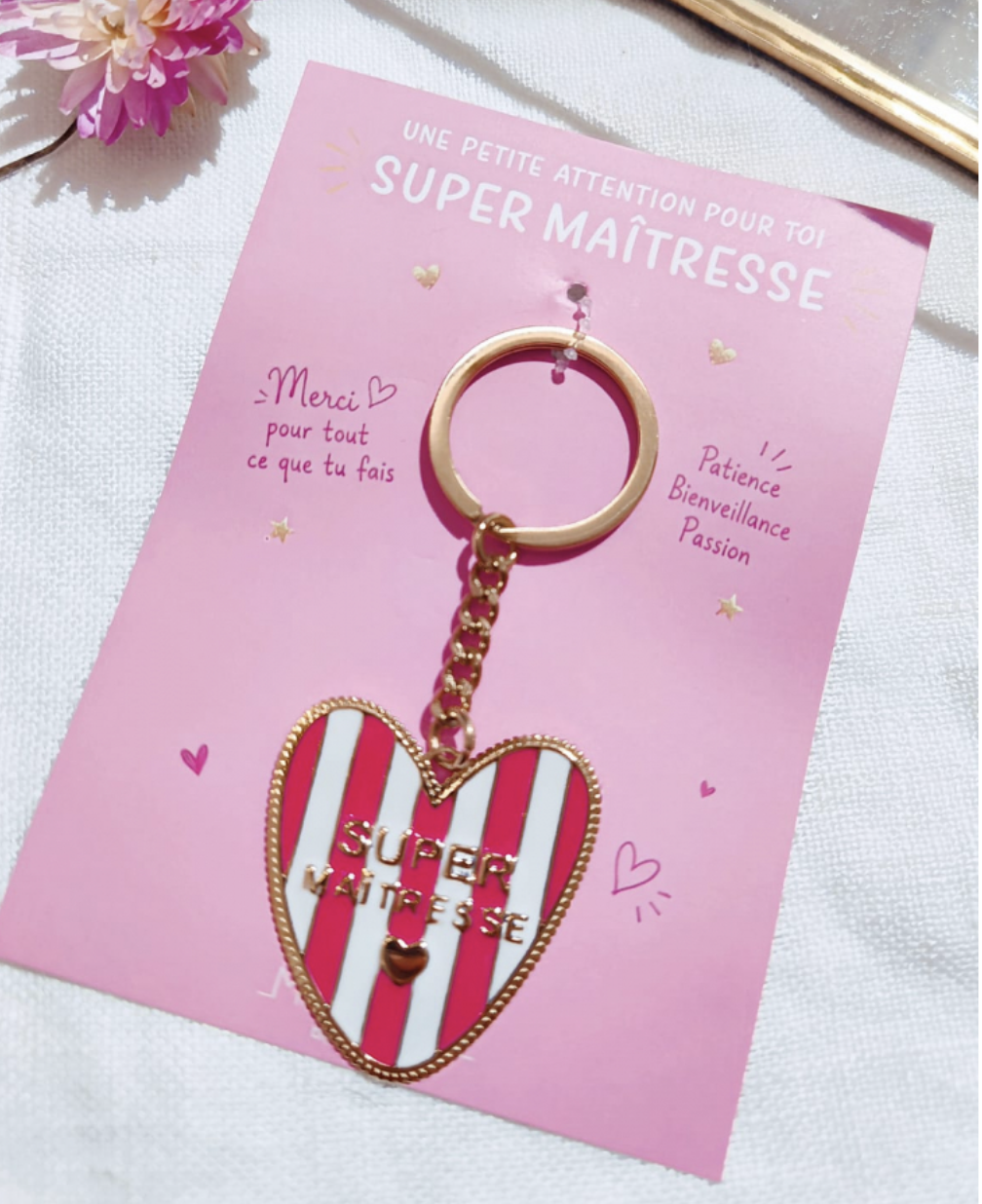 Porte clef émaillé fuchsia blanc super maîtresse