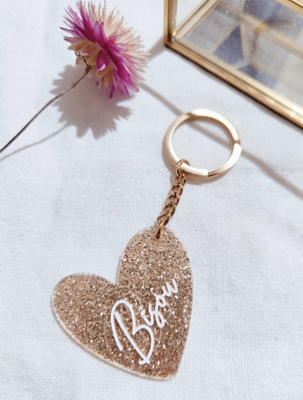 Porte clef résine paillettes "BISOU" doré