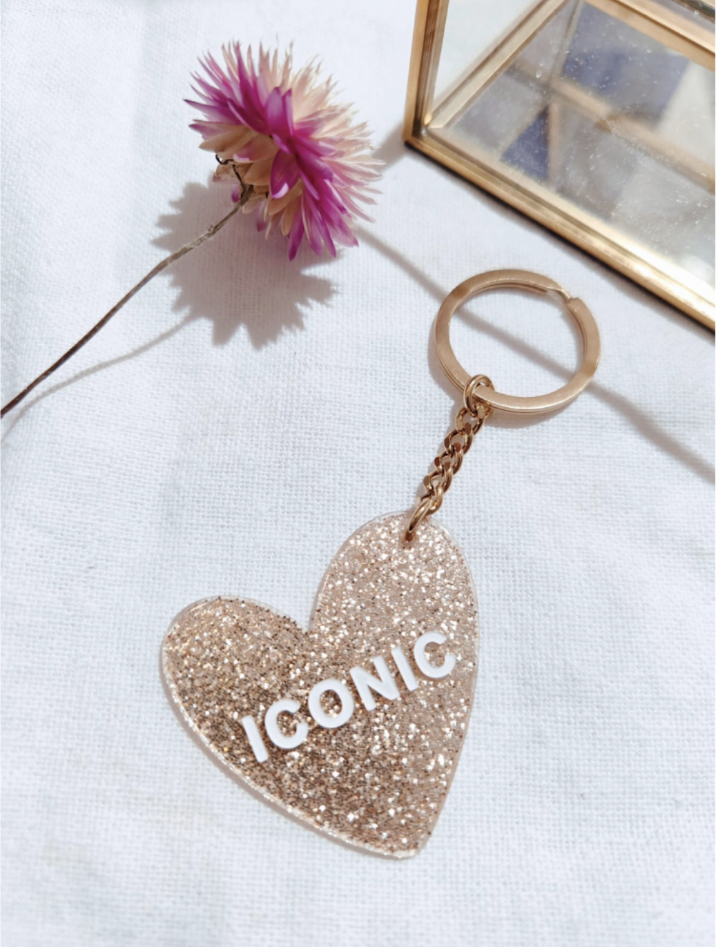 Porte clef résine paillettes "ICONIC" doré