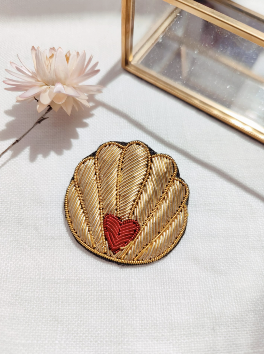 Broche artisanale coquillage coeur jaune