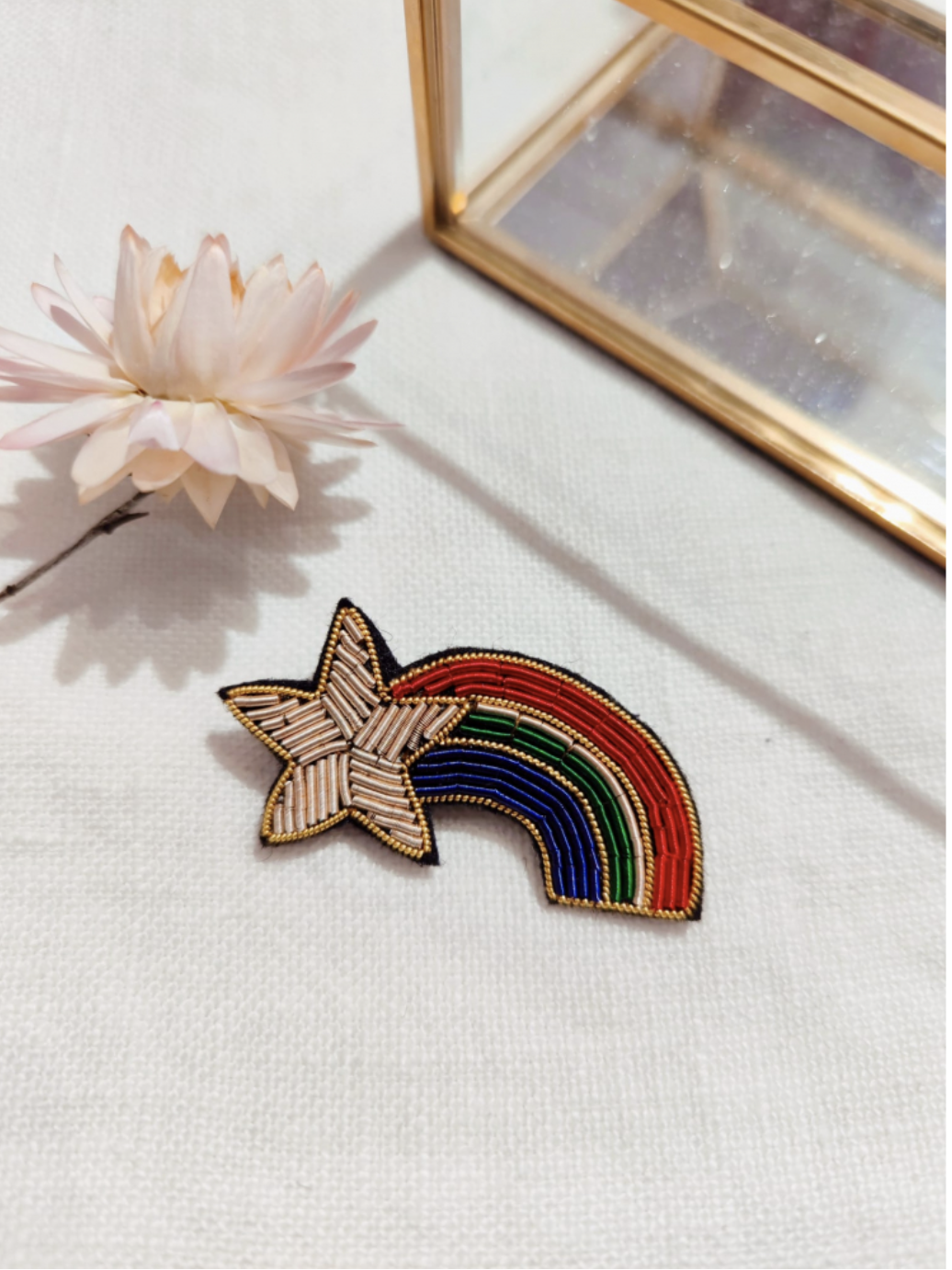 Broche artisanale arc en ciel