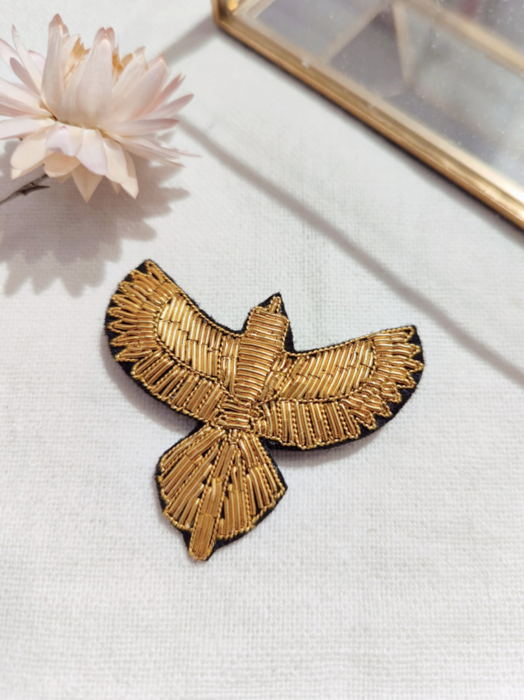 Broche artisanale aigle doré