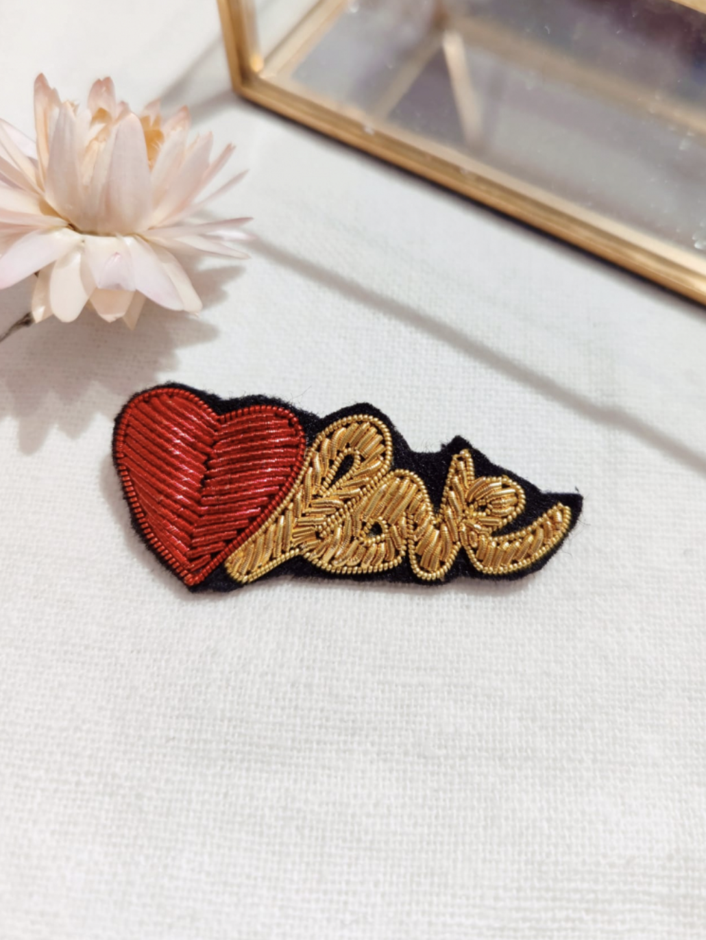 Broche artisanale love coeur rouge/doré
