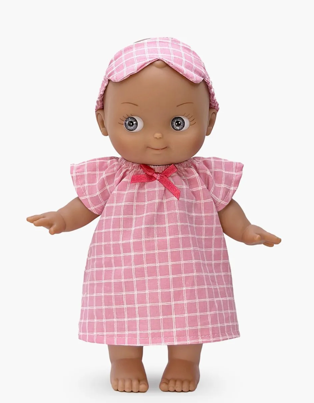 Maïa à la maison et son ensemble de nuit à carreaux rose