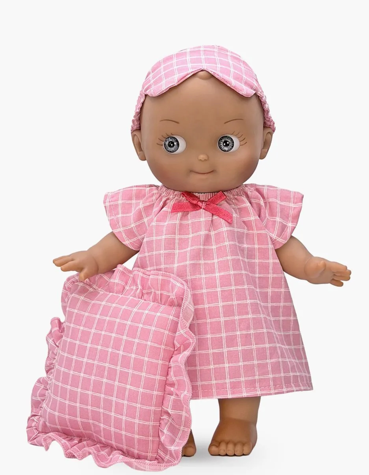 Maïa à la maison et son ensemble de nuit à carreaux rose 2