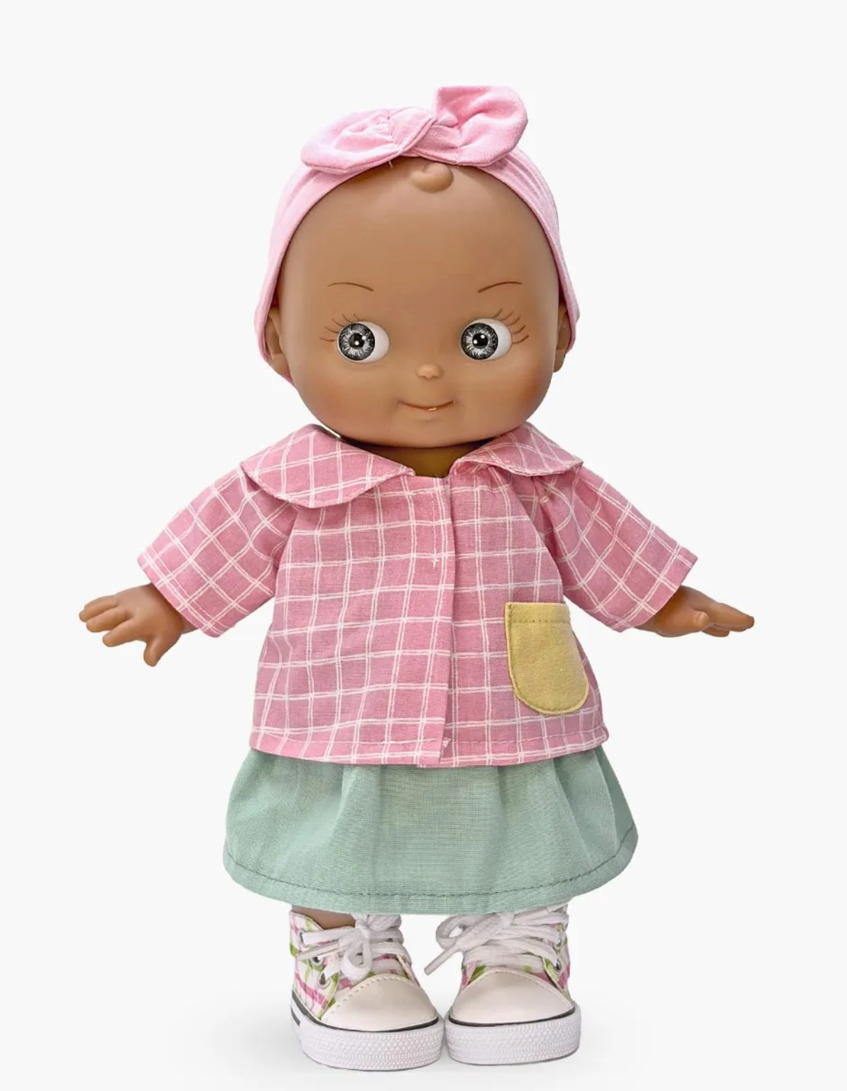 Maïa à l’école et son ensemble à carreaux rose 2