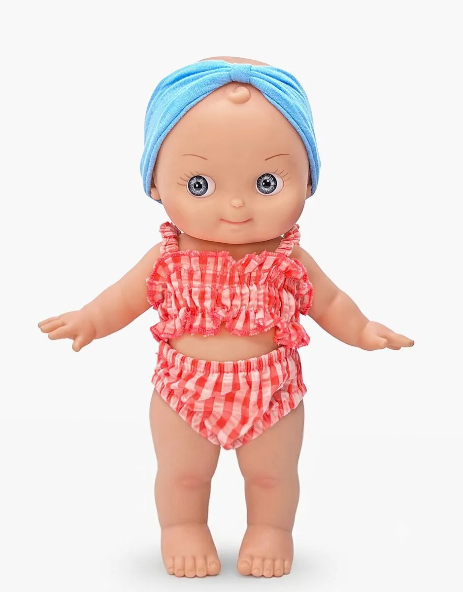 Alice à la plage et sa tenue Vichy corail