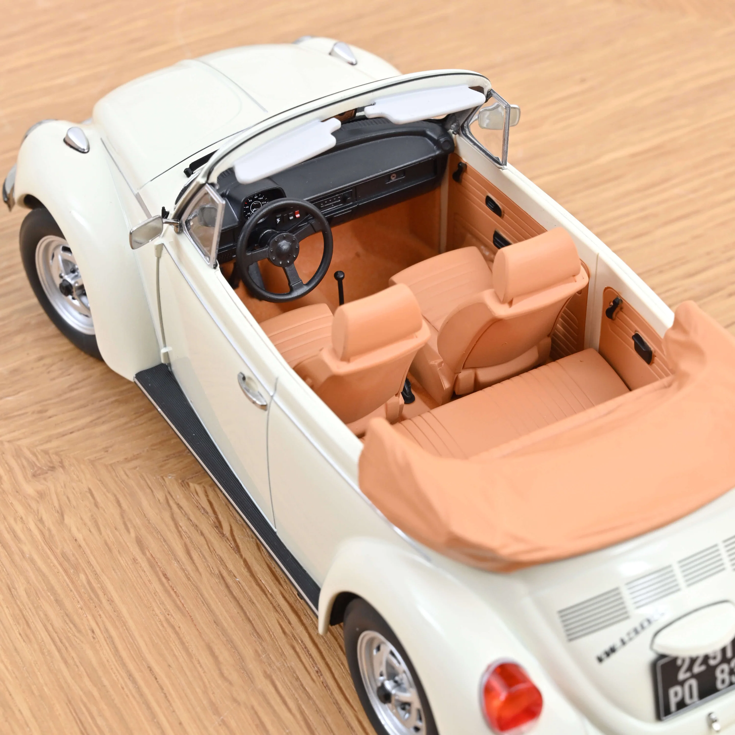 VW 1303 Cabriolet 1972 Blanc Crème 1/18 3