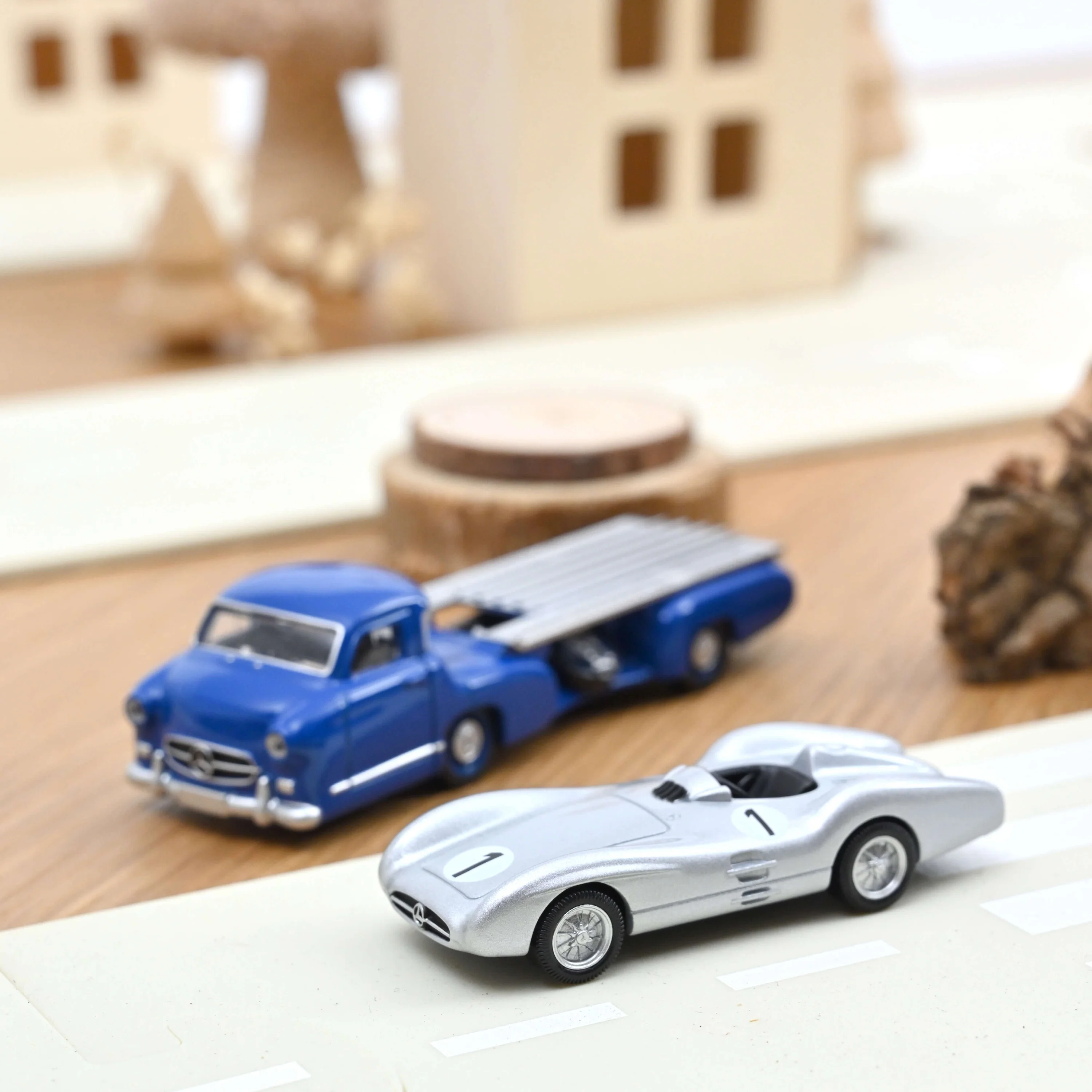 Mercedes Benz Racing Transporter + Mercedes Benz W196  1954 1/64 2