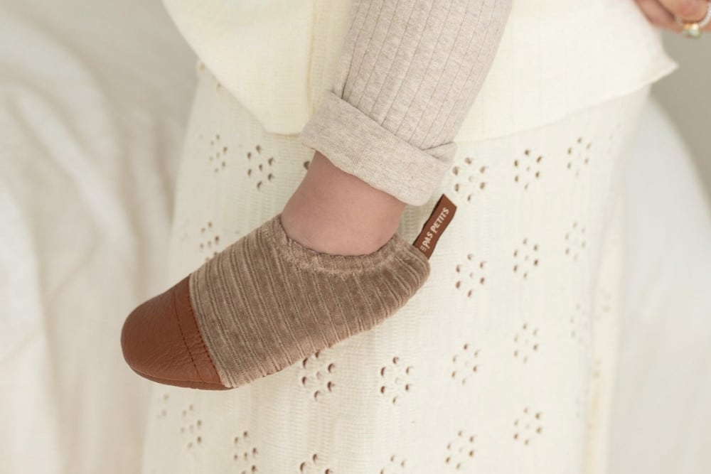 Les Pas Petits : Chaussons fourrés velours noisette 5
