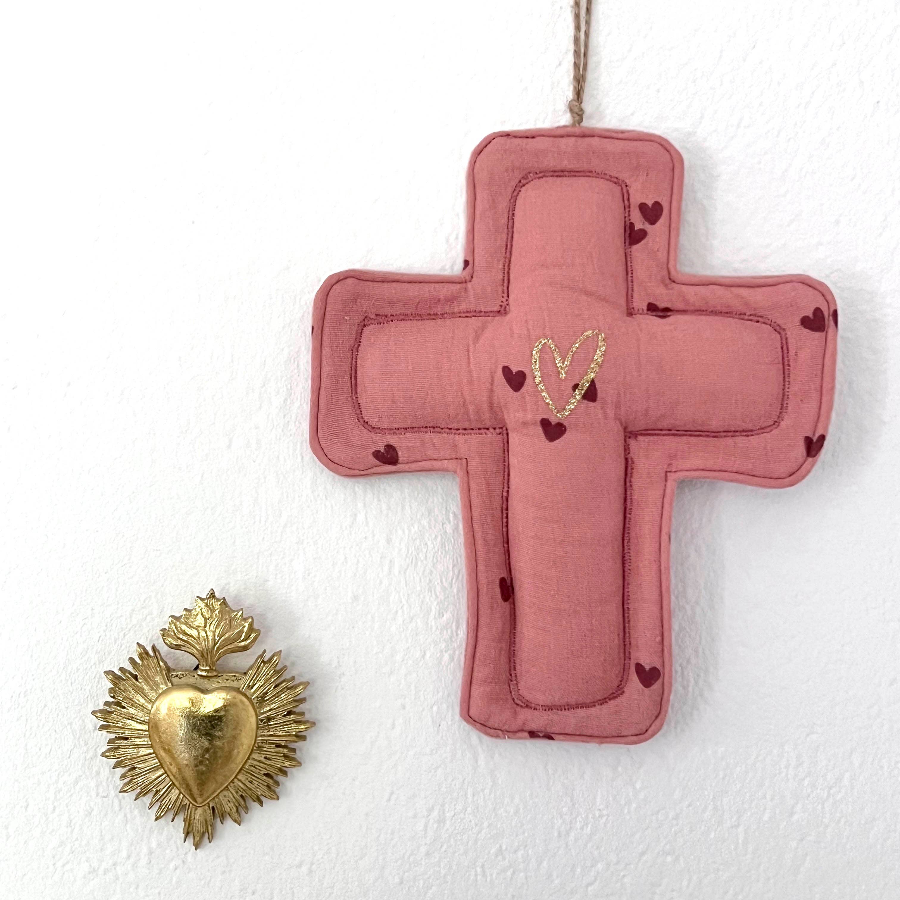 Croix ex voto decorative en tissu - gaze coeurs