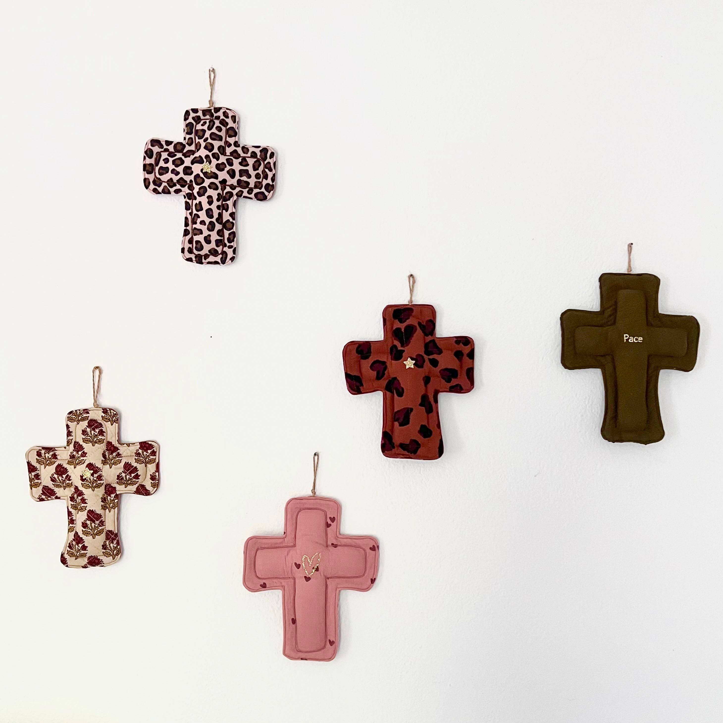 Croix ex voto decorative en tissu - gaze coeurs 3